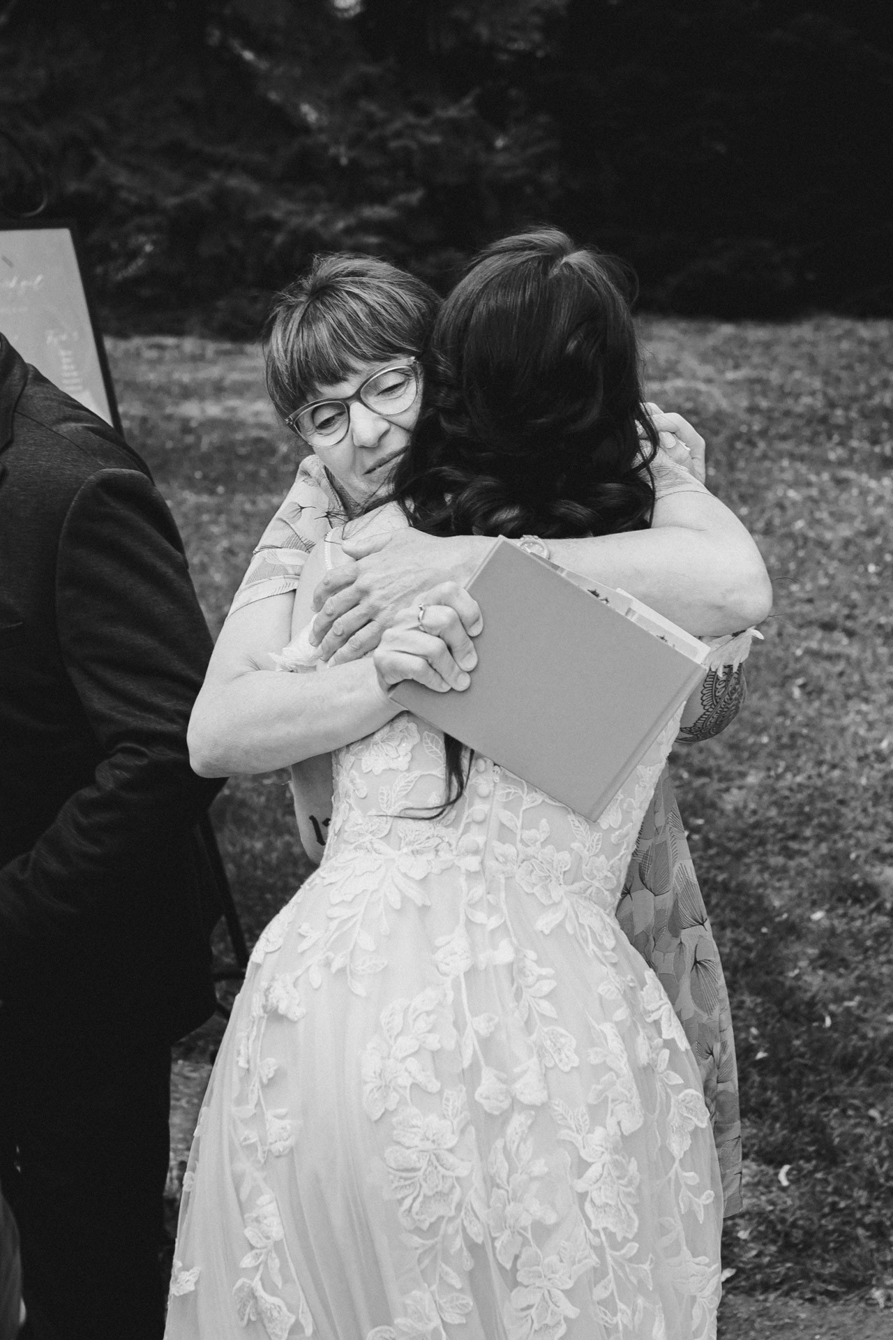 Ästhetisches und natürliches Hochzeitsfoto von Lina und Niclas im weitläufigen Garten der Hochzeitskapelle Callenberg.