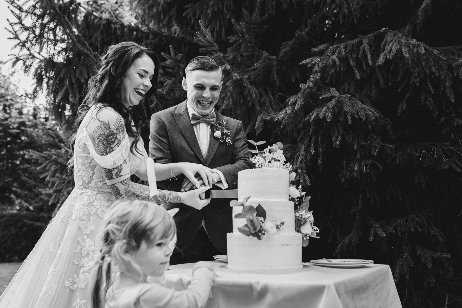 Ästhetisches und natürliches Hochzeitsfoto von Lina und Niclas im weitläufigen Garten der Hochzeitskapelle Callenberg.