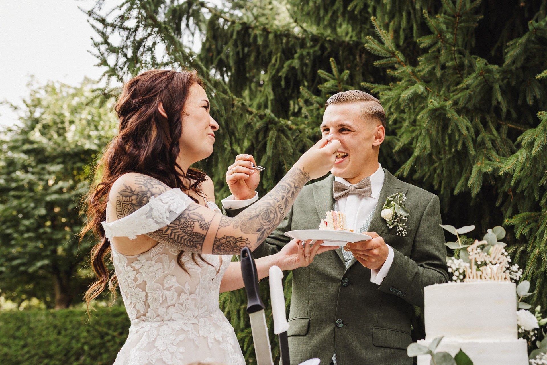Ästhetisches und natürliches Hochzeitsfoto von Lina und Niclas im weitläufigen Garten der Hochzeitskapelle Callenberg.