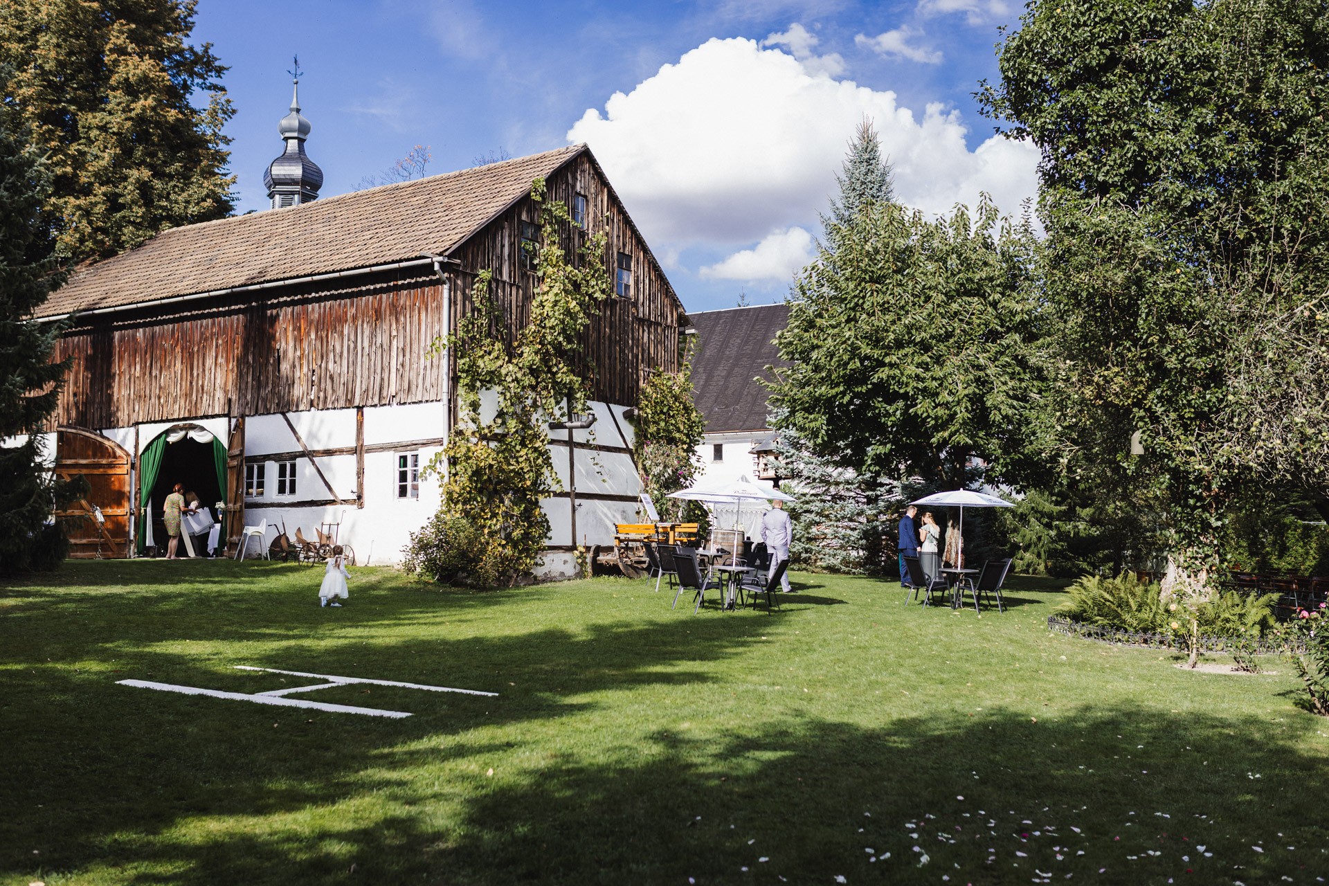Ästhetisches und natürliches Hochzeitsfoto von Lina und Niclas im weitläufigen Garten der Hochzeitskapelle Callenberg.