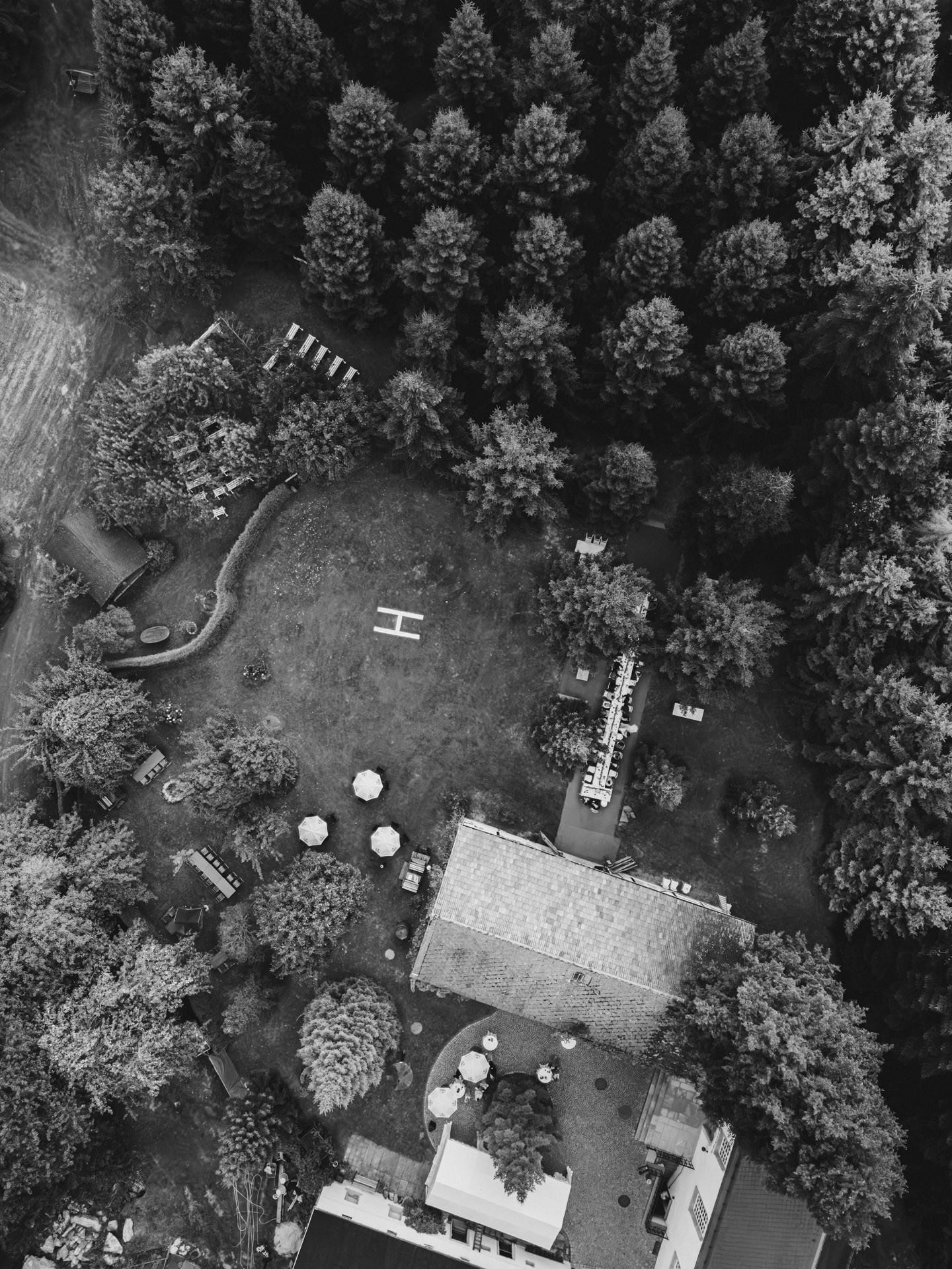 Ästhetisches und natürliches Hochzeitsfoto von Lina und Niclas im weitläufigen Garten der Hochzeitskapelle Callenberg.