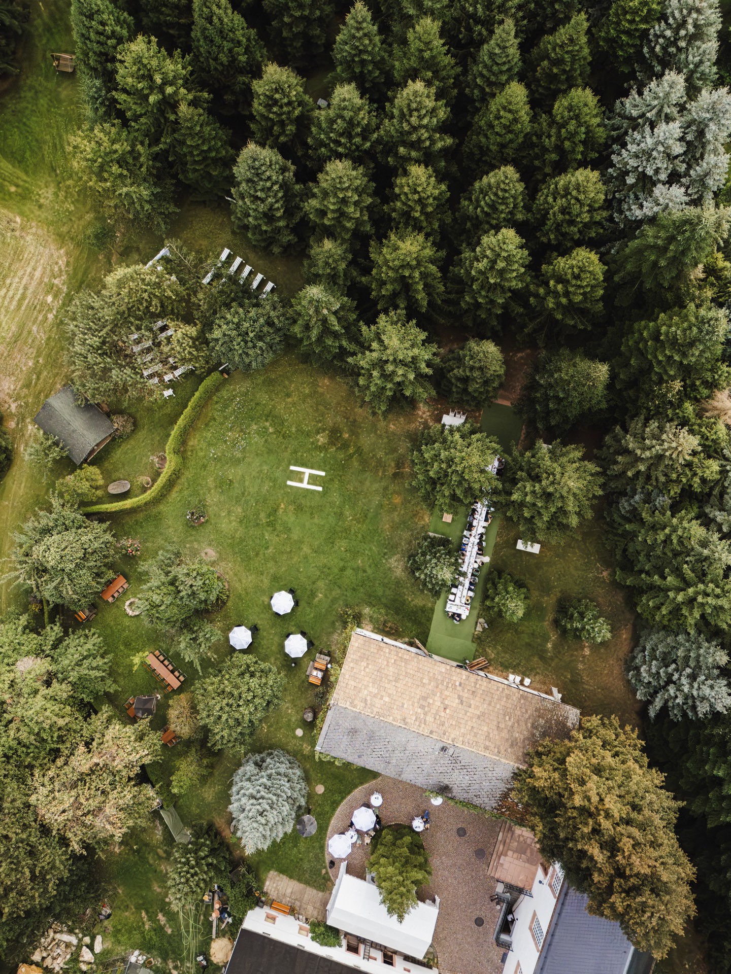 Ästhetisches und natürliches Hochzeitsfoto von Lina und Niclas im weitläufigen Garten der Hochzeitskapelle Callenberg.