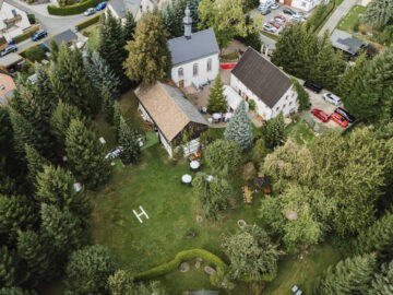 Authentisches Brautpaarshooting / Hochzeitskapelle Callenberg Ästhetisches und natürliches Hochzeitsfoto von Lina und Niclas im weitläufigen Garten der Hochzeitskapelle Callenberg.