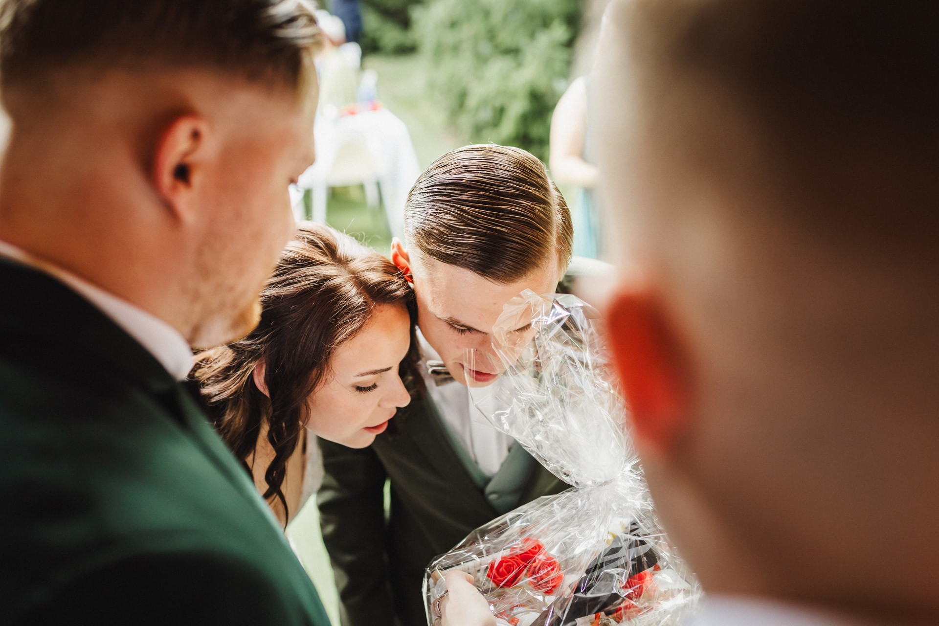 Ästhetisches und natürliches Hochzeitsfoto von Lina und Niclas im weitläufigen Garten der Hochzeitskapelle Callenberg.