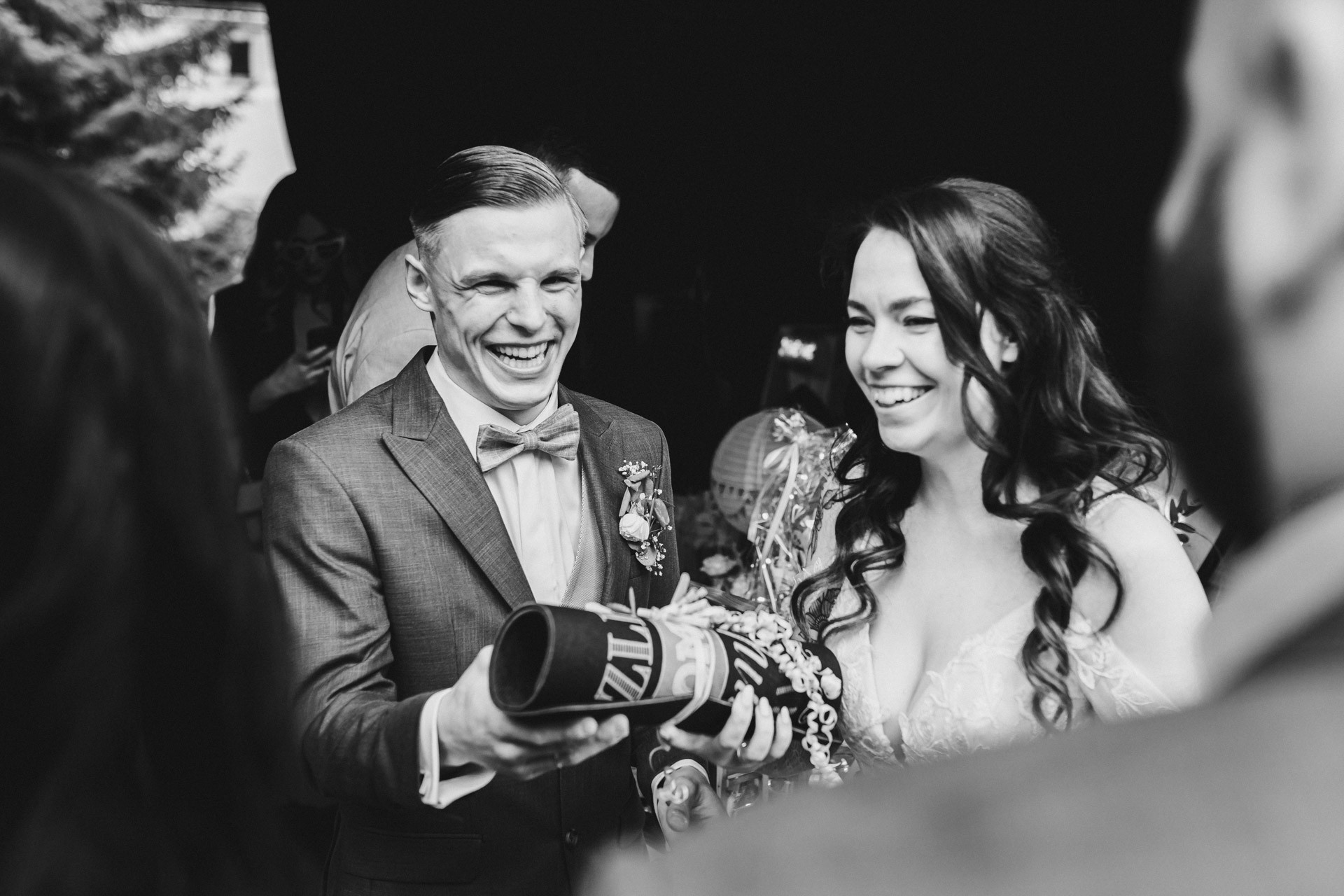 Ästhetisches und natürliches Hochzeitsfoto von Lina und Niclas im weitläufigen Garten der Hochzeitskapelle Callenberg.