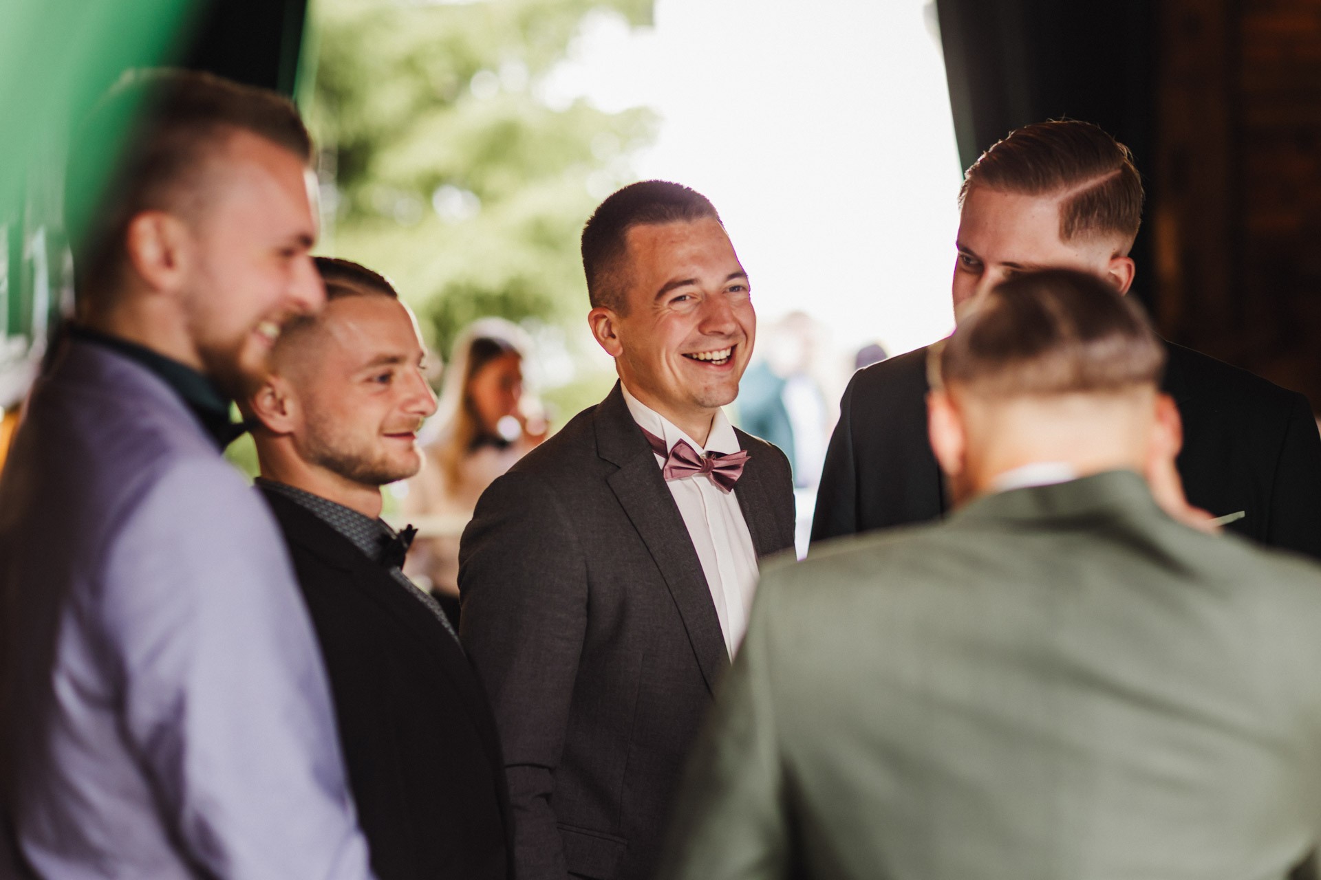 Ästhetisches und natürliches Hochzeitsfoto von Lina und Niclas im weitläufigen Garten der Hochzeitskapelle Callenberg.
