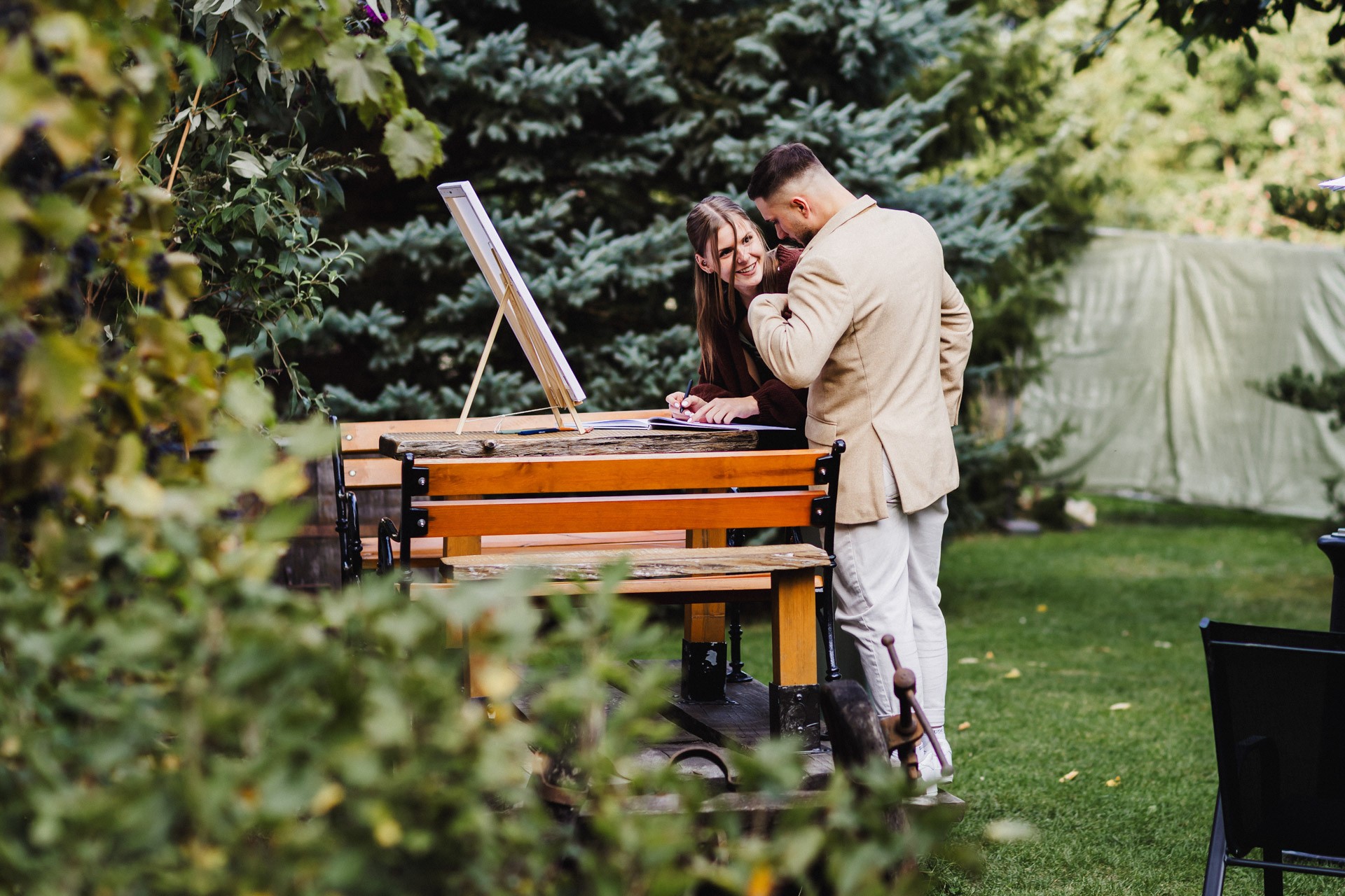 Ästhetisches und natürliches Hochzeitsfoto von Lina und Niclas im weitläufigen Garten der Hochzeitskapelle Callenberg.