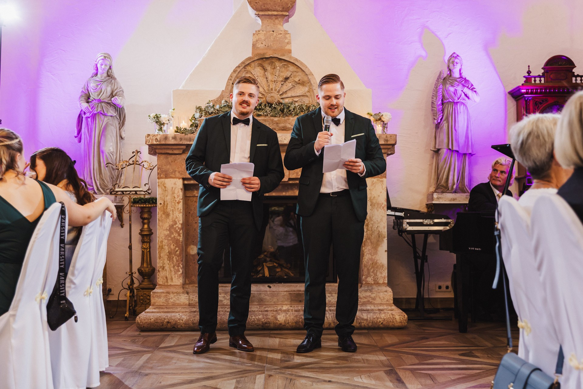 Ästhetisches und natürliches Hochzeitsfoto von Lina und Niclas im weitläufigen Garten der Hochzeitskapelle Callenberg.