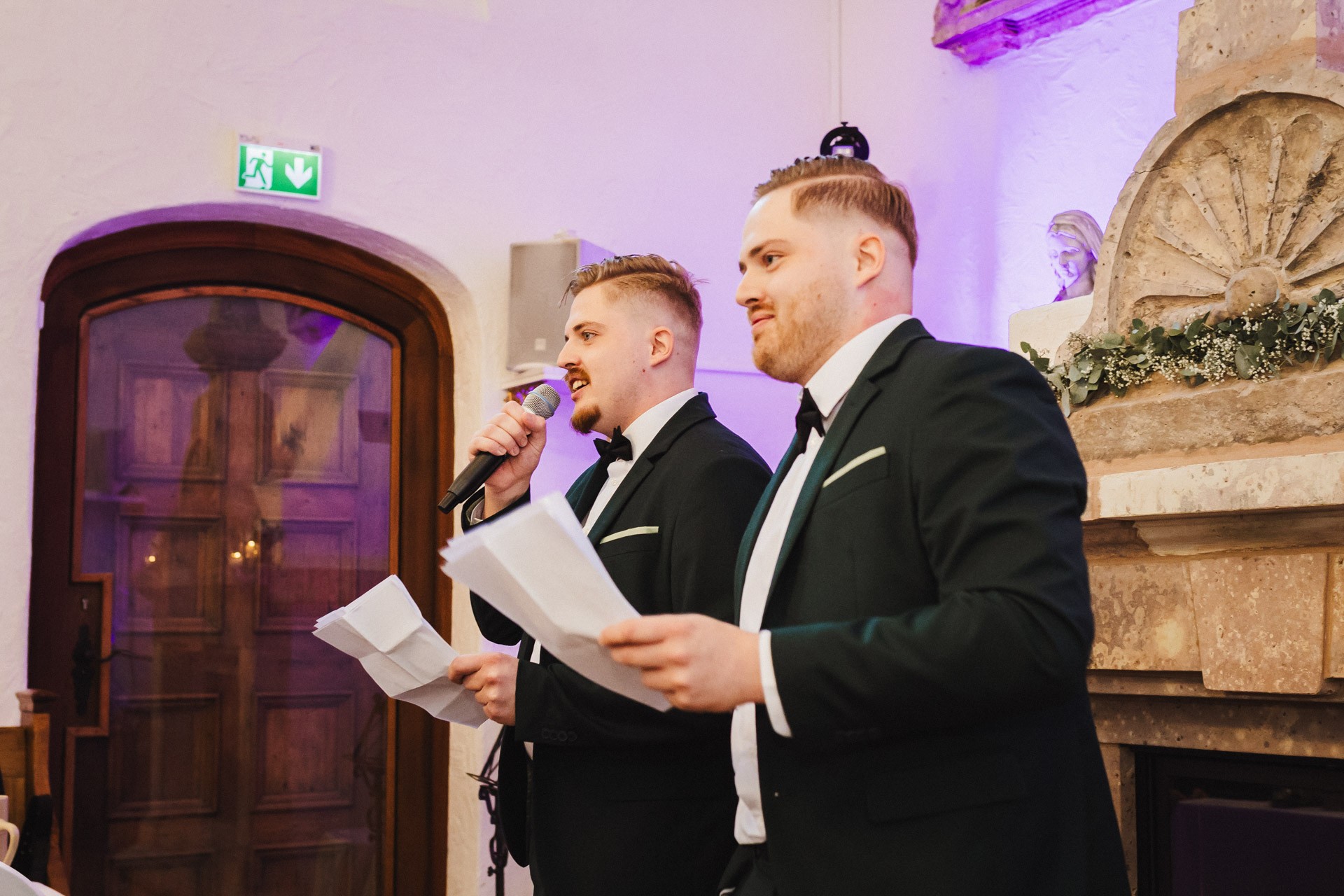 Ästhetisches und natürliches Hochzeitsfoto von Lina und Niclas im weitläufigen Garten der Hochzeitskapelle Callenberg.