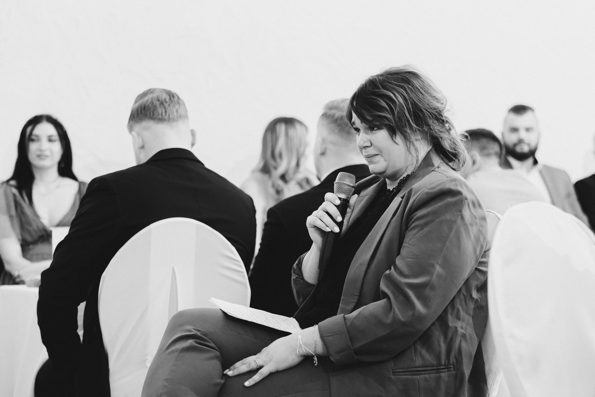 Ästhetisches und natürliches Hochzeitsfoto von Lina und Niclas im weitläufigen Garten der Hochzeitskapelle Callenberg.