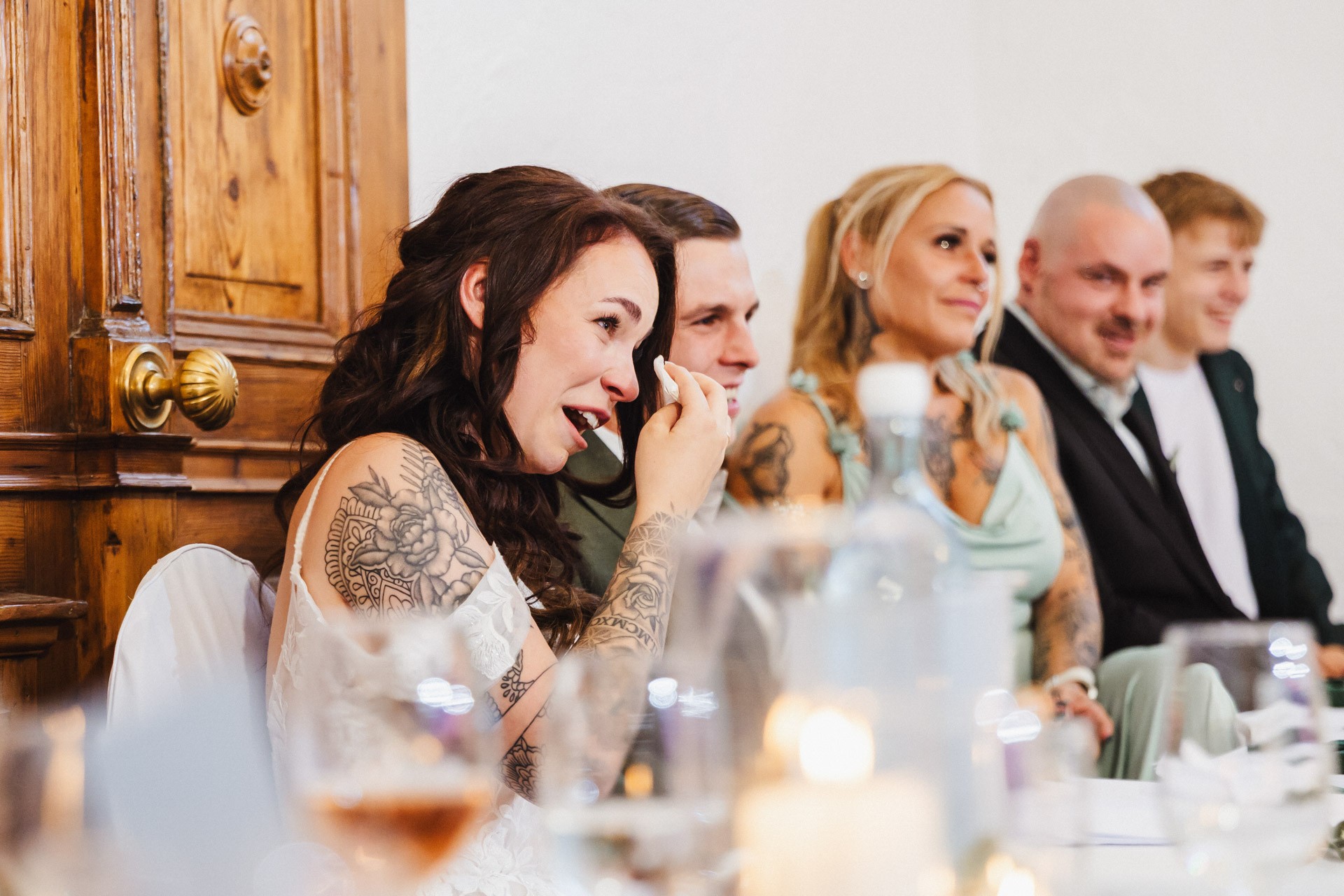 Ästhetisches und natürliches Hochzeitsfoto von Lina und Niclas im weitläufigen Garten der Hochzeitskapelle Callenberg.
