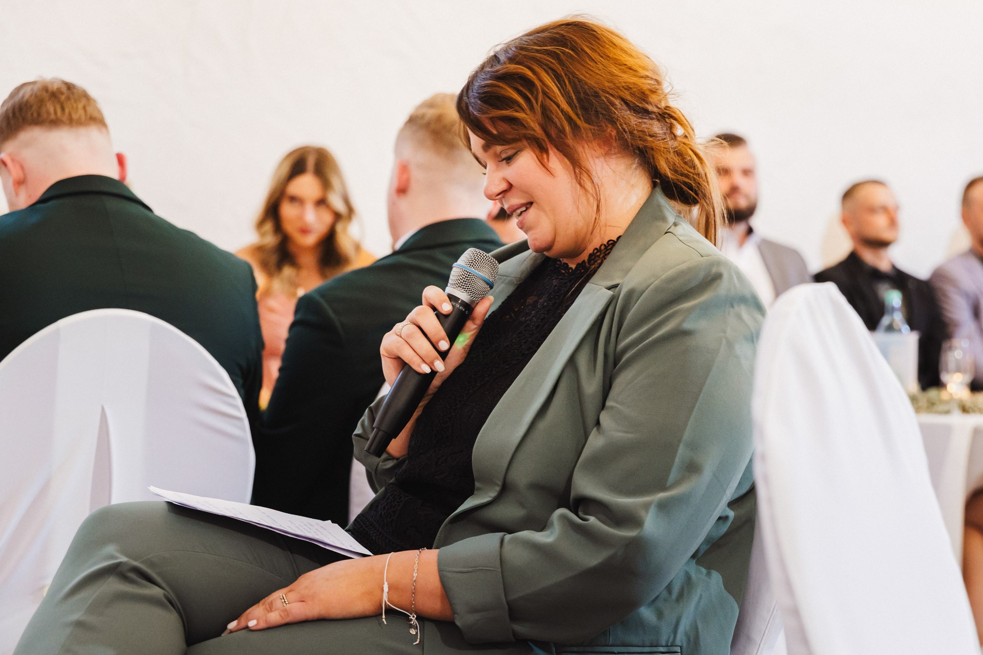 Ästhetisches und natürliches Hochzeitsfoto von Lina und Niclas im weitläufigen Garten der Hochzeitskapelle Callenberg.