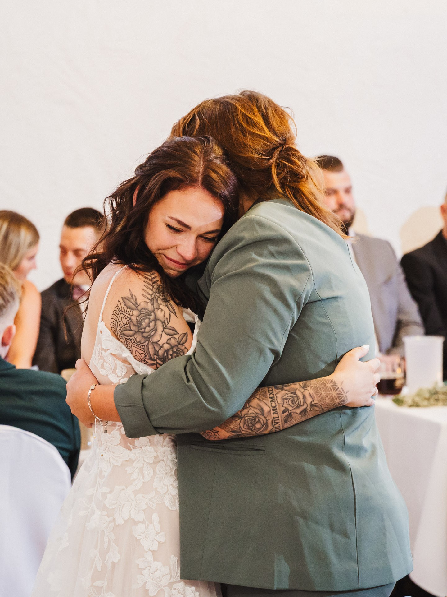 Ästhetisches und natürliches Hochzeitsfoto von Lina und Niclas im weitläufigen Garten der Hochzeitskapelle Callenberg.