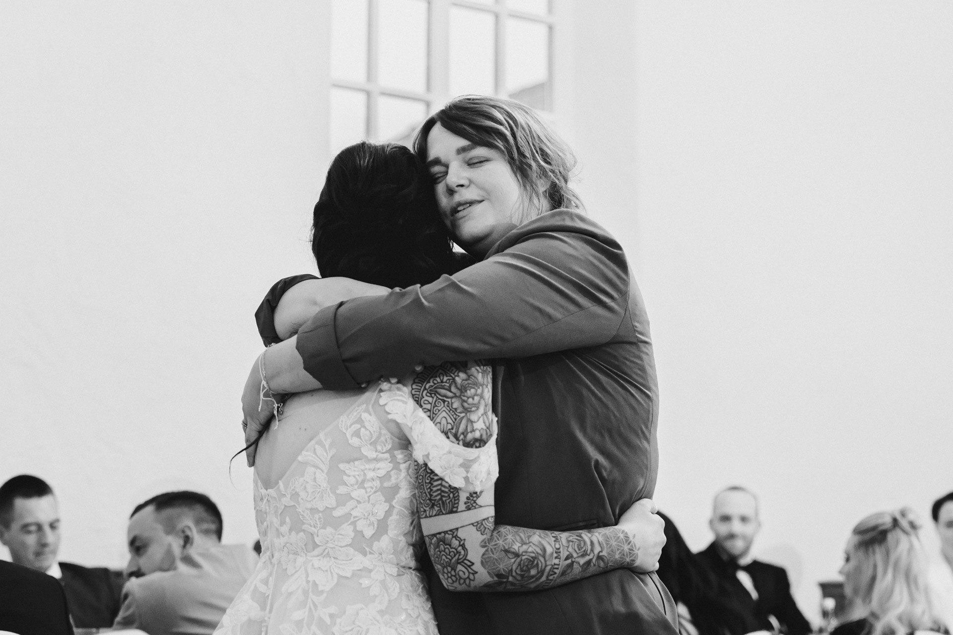Ästhetisches und natürliches Hochzeitsfoto von Lina und Niclas im weitläufigen Garten der Hochzeitskapelle Callenberg.