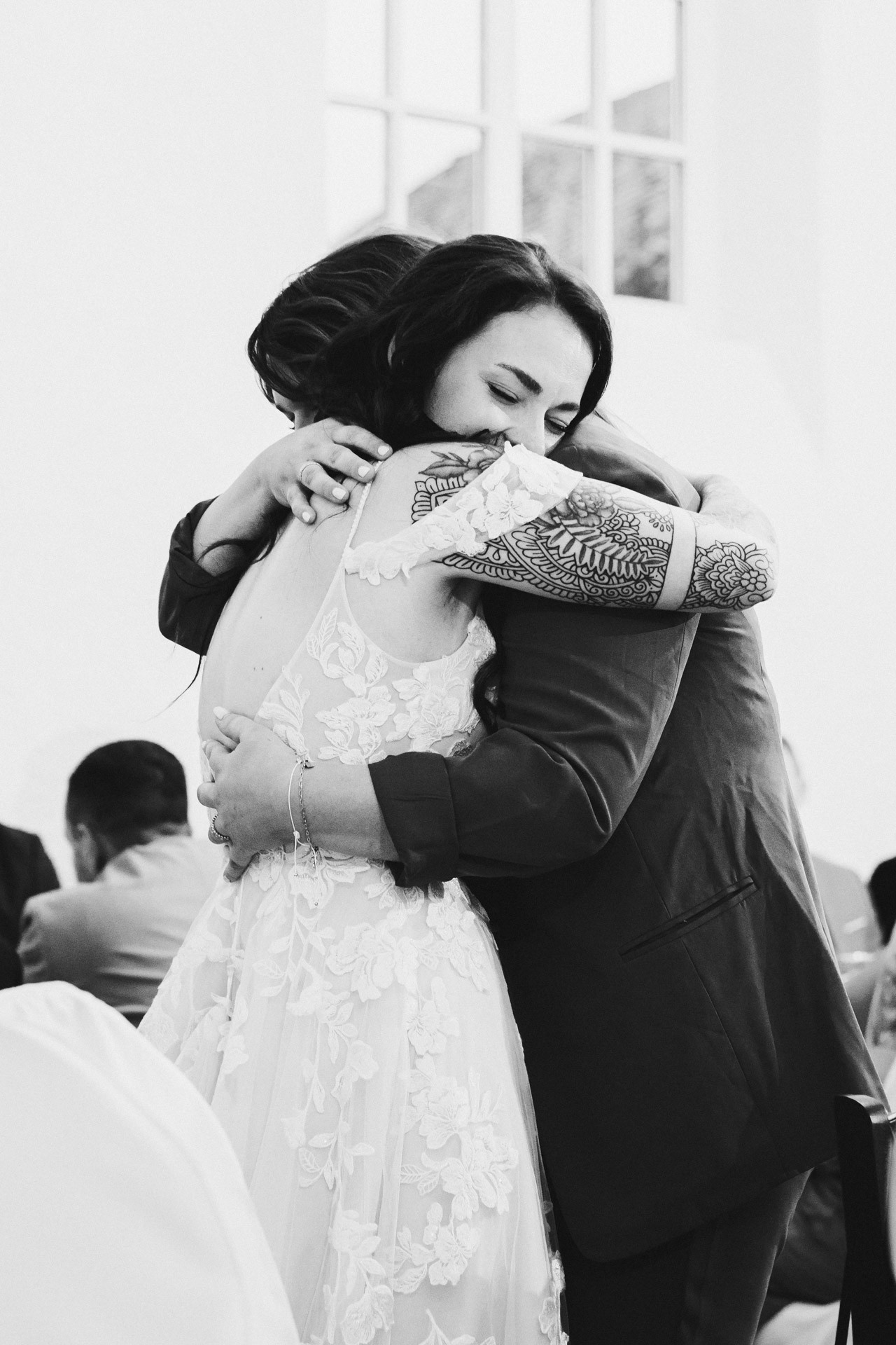 Ästhetisches und natürliches Hochzeitsfoto von Lina und Niclas im weitläufigen Garten der Hochzeitskapelle Callenberg.