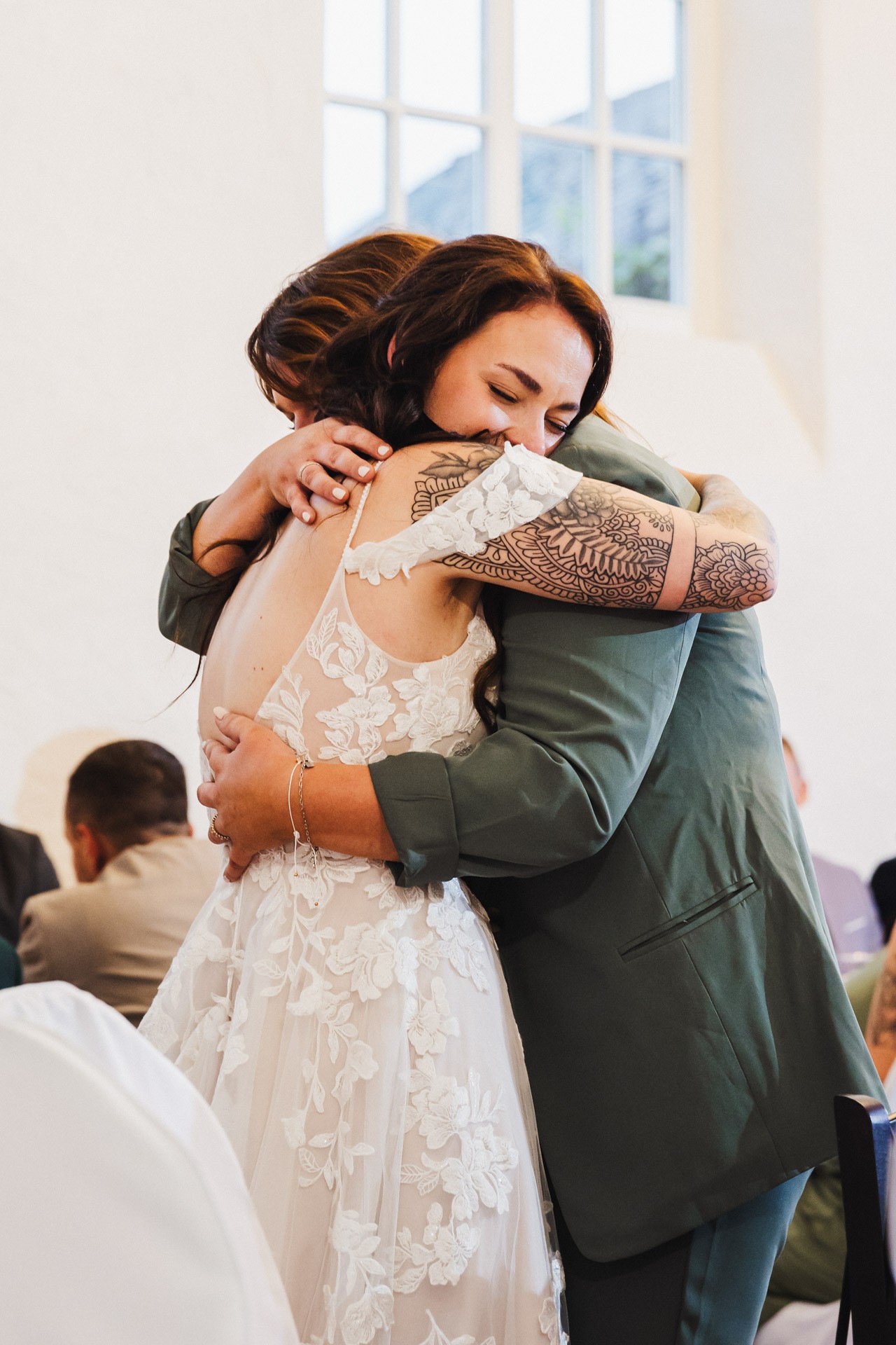 Ästhetisches und natürliches Hochzeitsfoto von Lina und Niclas im weitläufigen Garten der Hochzeitskapelle Callenberg.