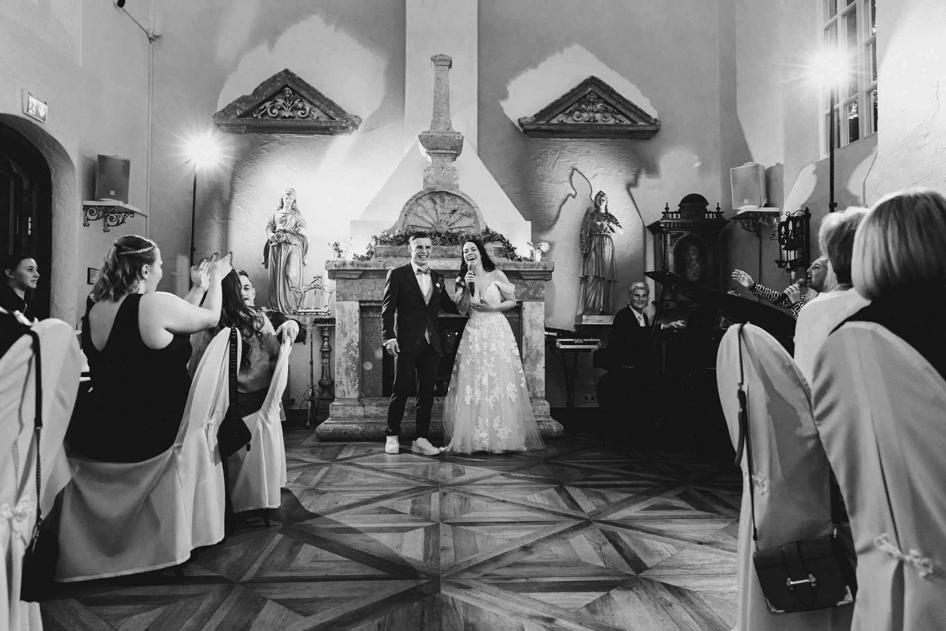 Ästhetisches und natürliches Hochzeitsfoto von Lina und Niclas im weitläufigen Garten der Hochzeitskapelle Callenberg.