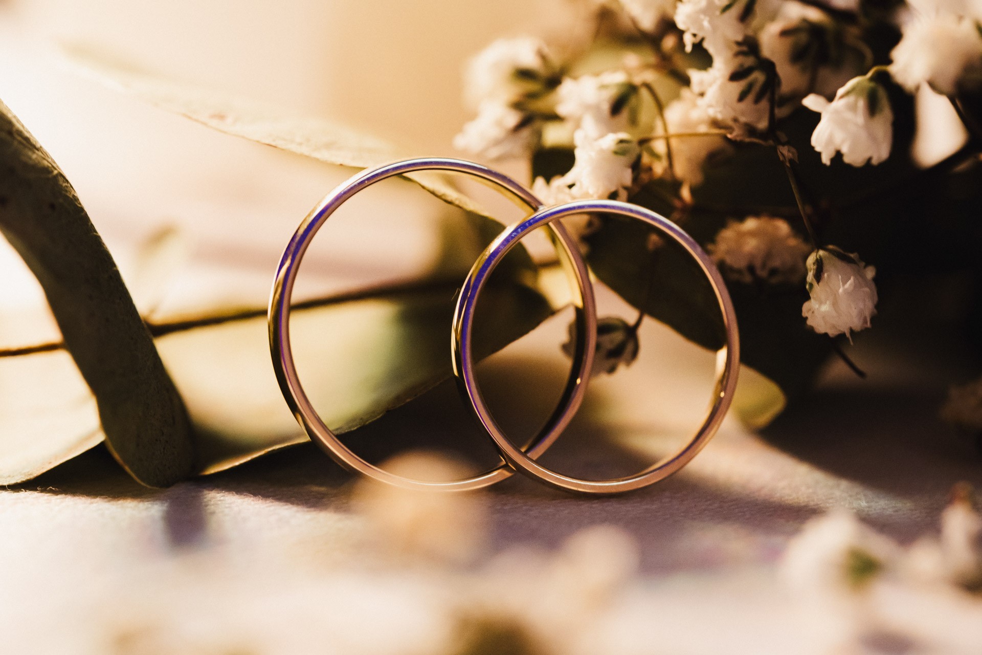 Ästhetisches und natürliches Hochzeitsfoto von Lina und Niclas im weitläufigen Garten der Hochzeitskapelle Callenberg.