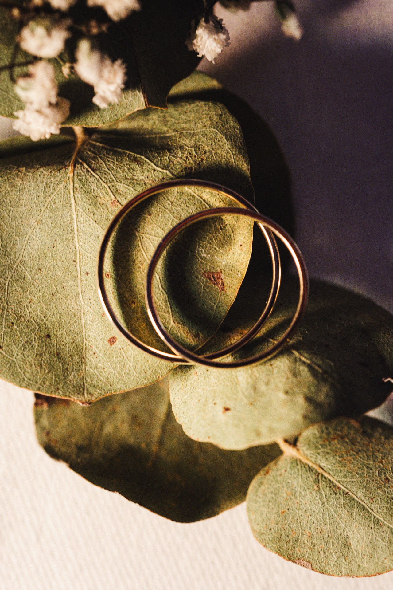 Ästhetisches und natürliches Hochzeitsfoto von Lina und Niclas im weitläufigen Garten der Hochzeitskapelle Callenberg.
