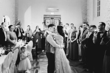 Authentisches Brautpaarshooting / Hochzeitskapelle Callenberg Ästhetisches und natürliches Hochzeitsfoto von Lina und Niclas im weitläufigen Garten der Hochzeitskapelle Callenberg.