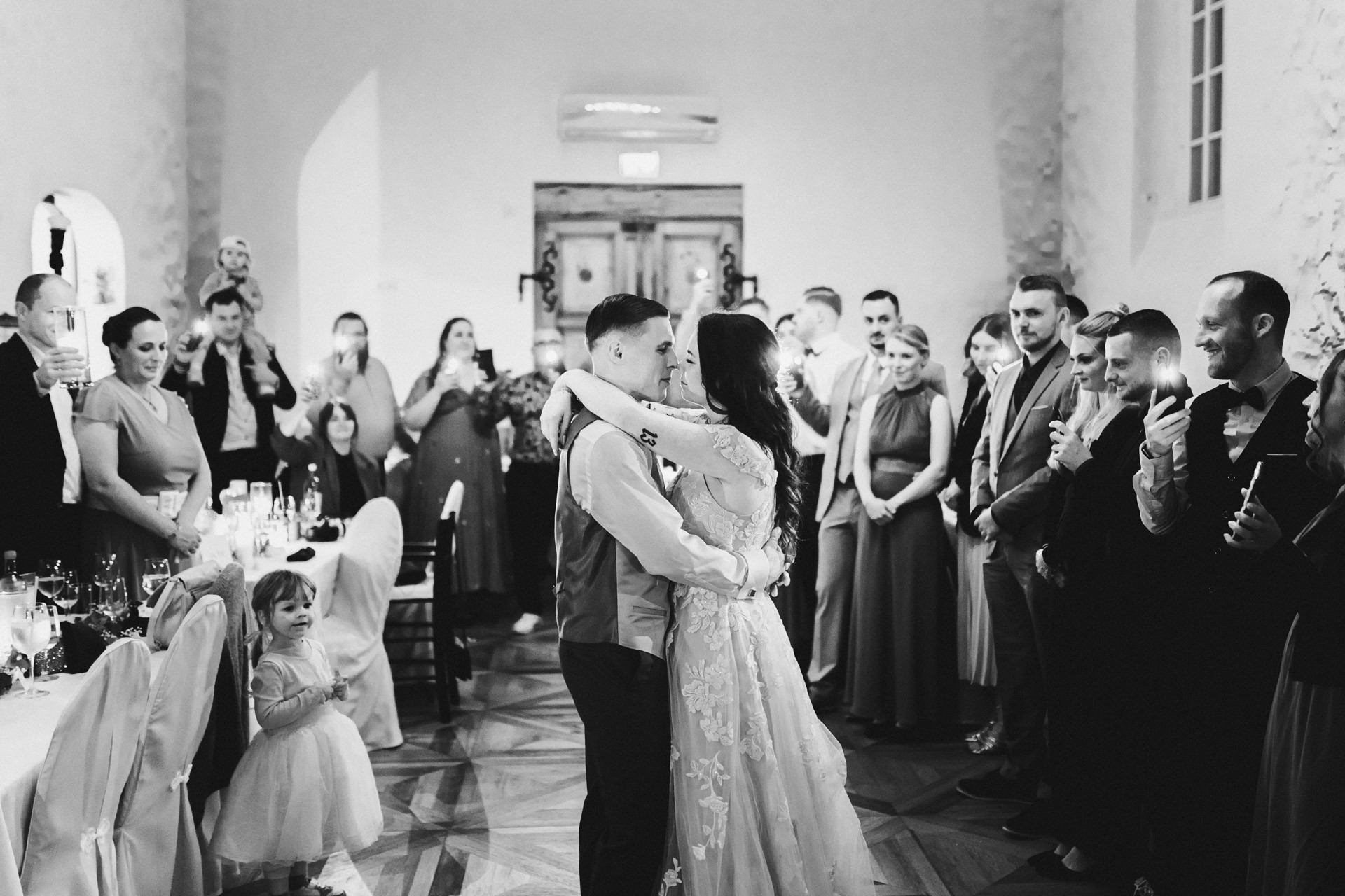 Ästhetisches und natürliches Hochzeitsfoto von Lina und Niclas im weitläufigen Garten der Hochzeitskapelle Callenberg.