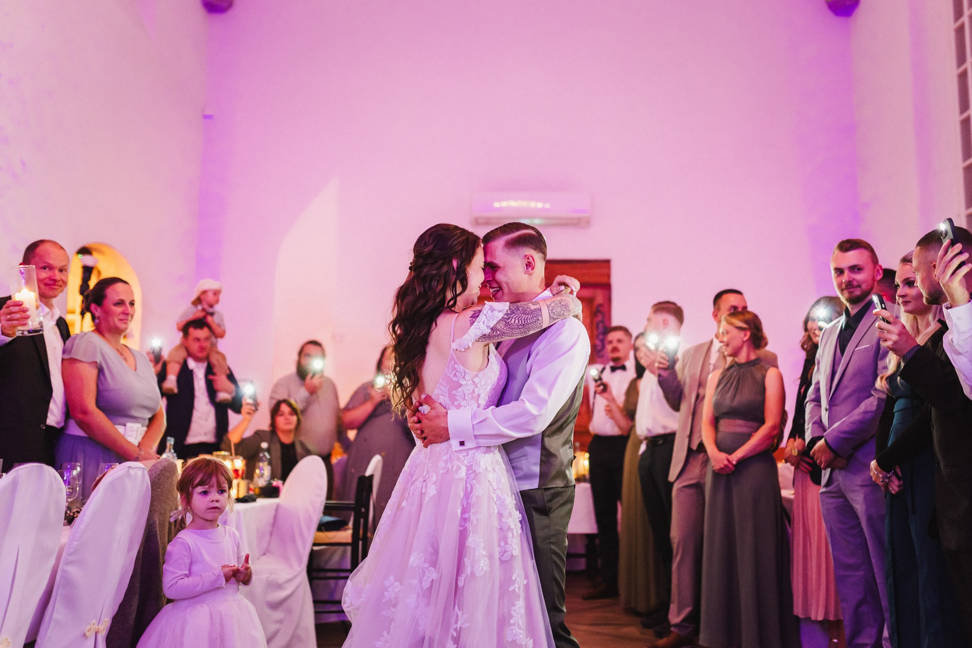 Ästhetisches und natürliches Hochzeitsfoto von Lina und Niclas im weitläufigen Garten der Hochzeitskapelle Callenberg.