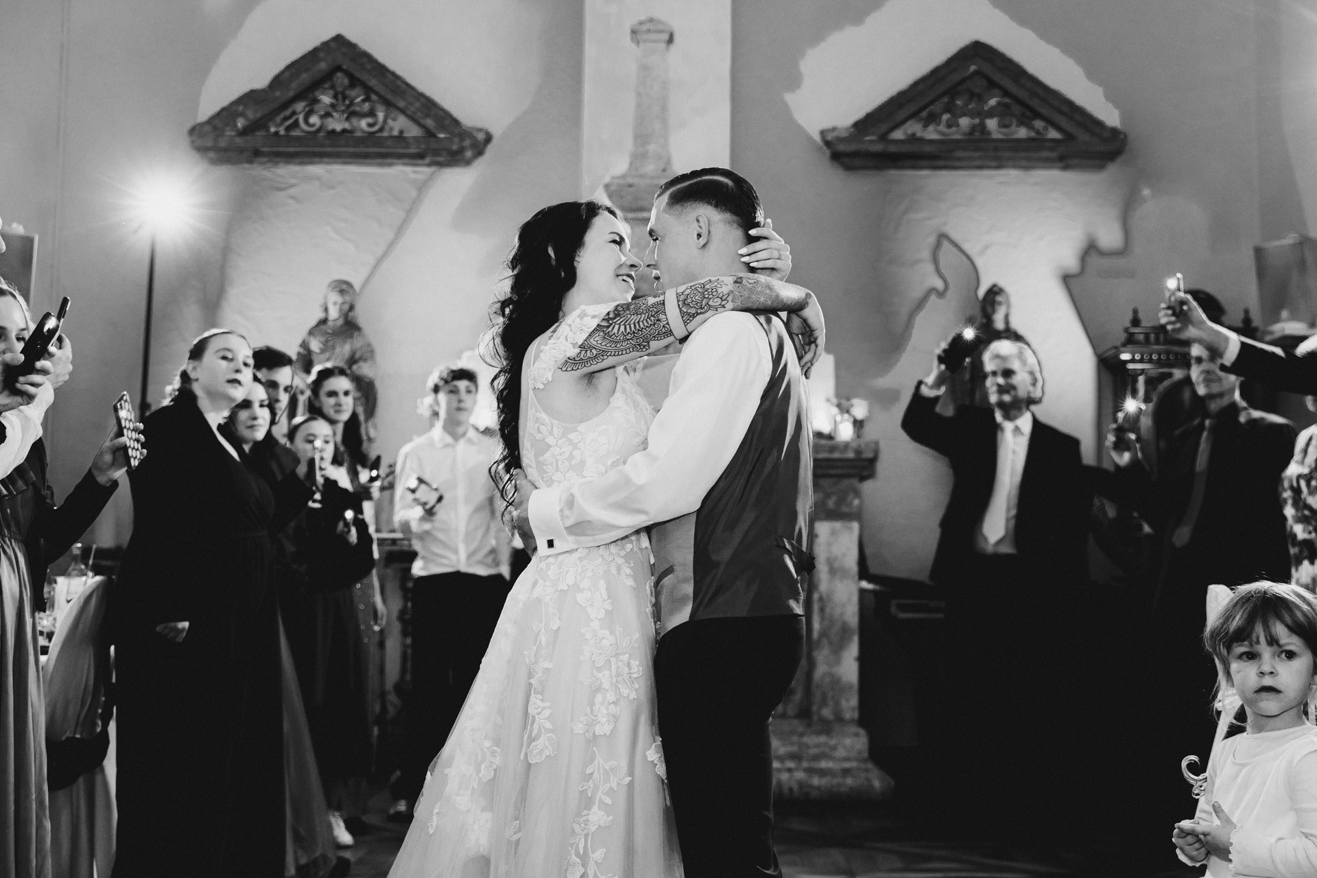 Ästhetisches und natürliches Hochzeitsfoto von Lina und Niclas im weitläufigen Garten der Hochzeitskapelle Callenberg.