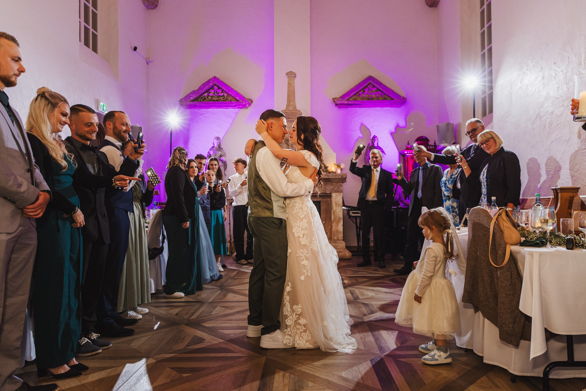 Ästhetisches und natürliches Hochzeitsfoto von Lina und Niclas im weitläufigen Garten der Hochzeitskapelle Callenberg.