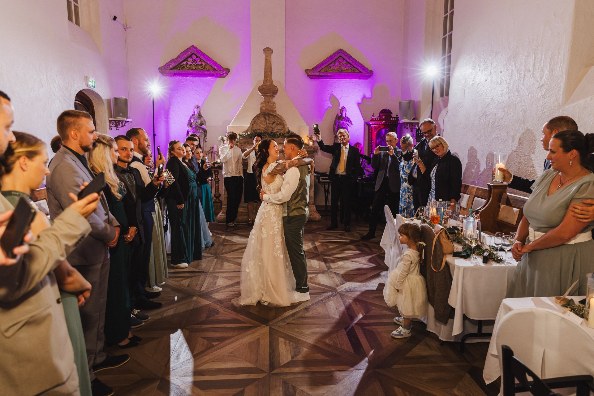 Ästhetisches und natürliches Hochzeitsfoto von Lina und Niclas im weitläufigen Garten der Hochzeitskapelle Callenberg.