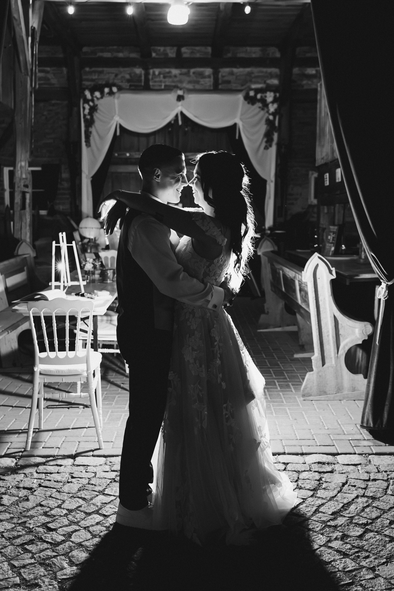 Ästhetisches und natürliches Hochzeitsfoto von Lina und Niclas im weitläufigen Garten der Hochzeitskapelle Callenberg.