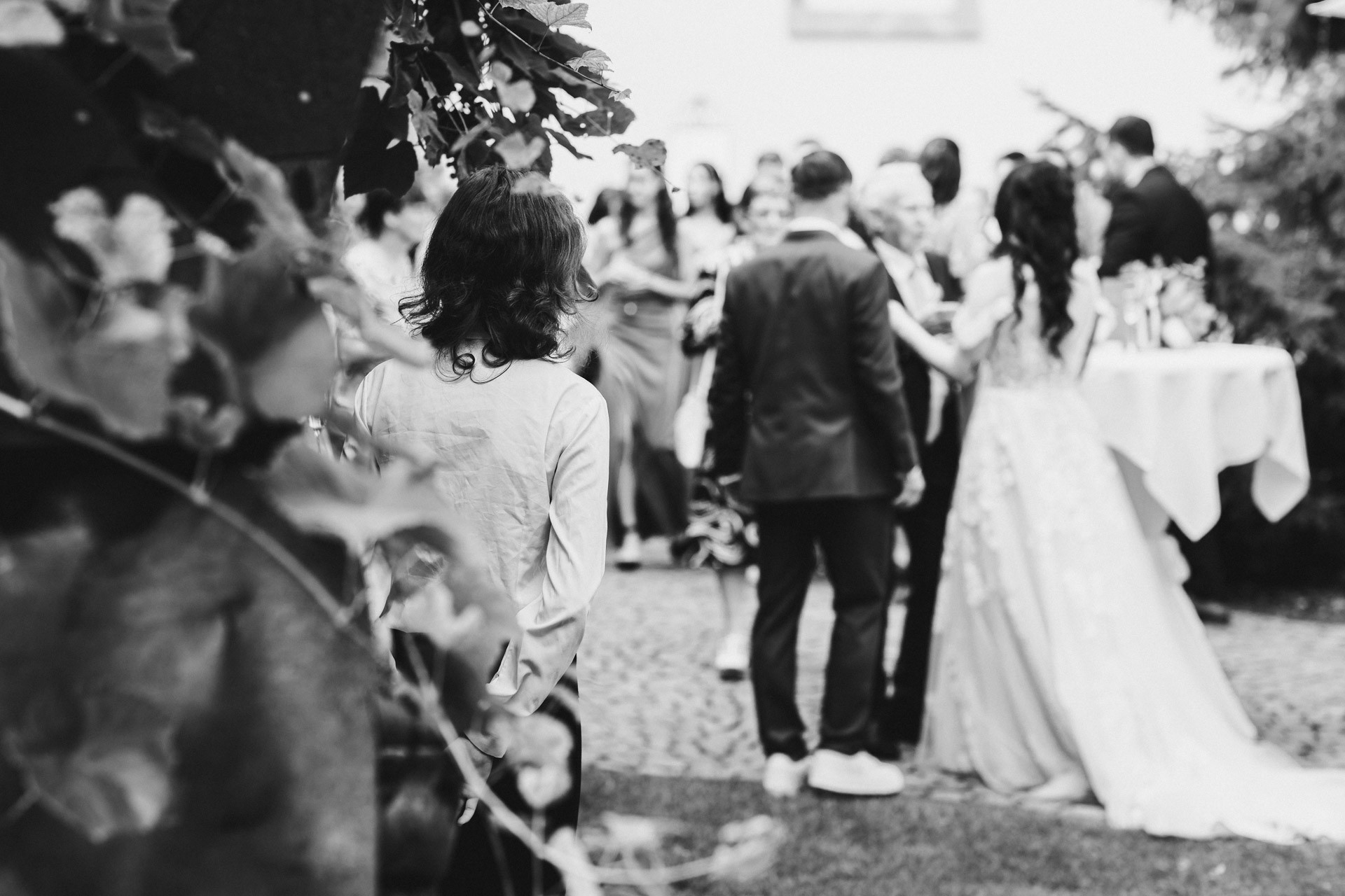 Lachende Gäste und Anschneiden der Torte im Garten der Hochzeitskapelle Callenberg (Sachsen).