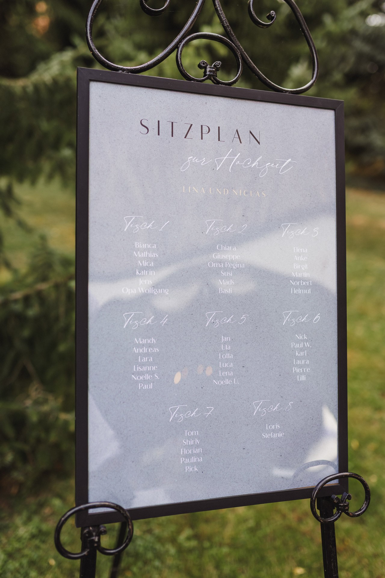 Lachende Gäste und Anschneiden der Torte im Garten der Hochzeitskapelle Callenberg (Sachsen).