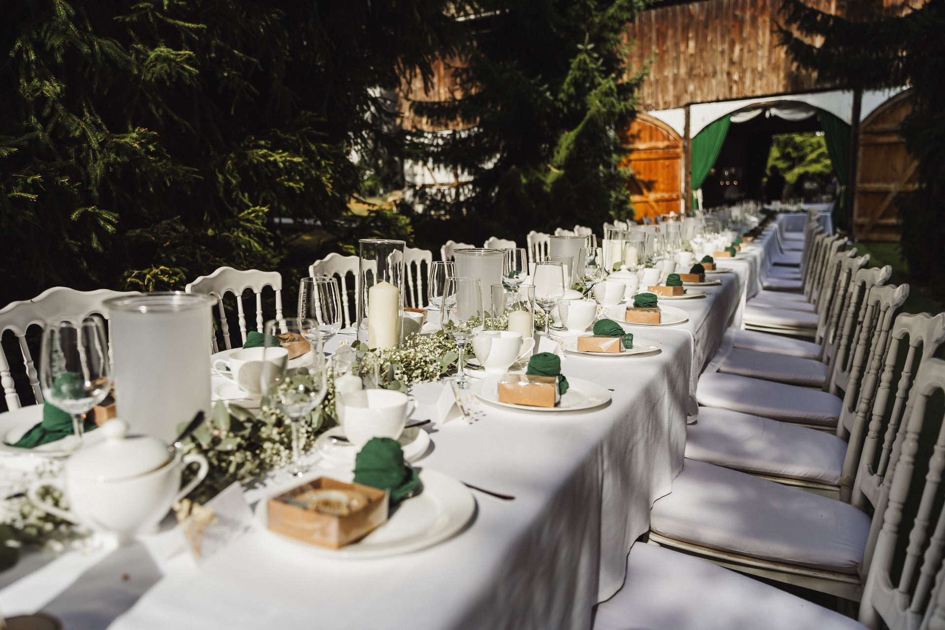 Lachende Gäste und Anschneiden der Torte im Garten der Hochzeitskapelle Callenberg (Sachsen).