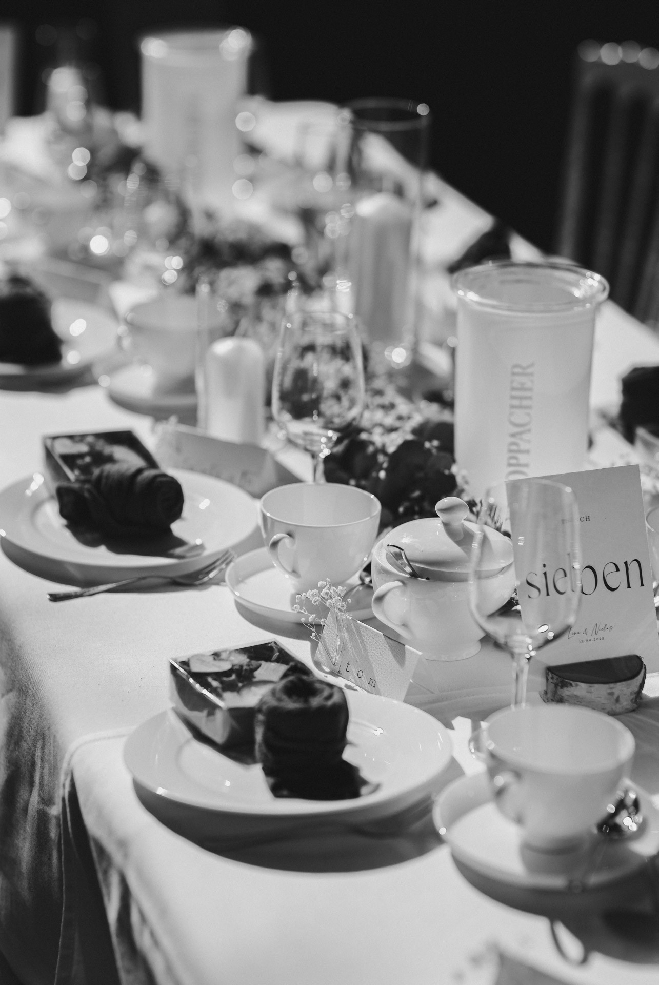 Lachende Gäste und Anschneiden der Torte im Garten der Hochzeitskapelle Callenberg (Sachsen).