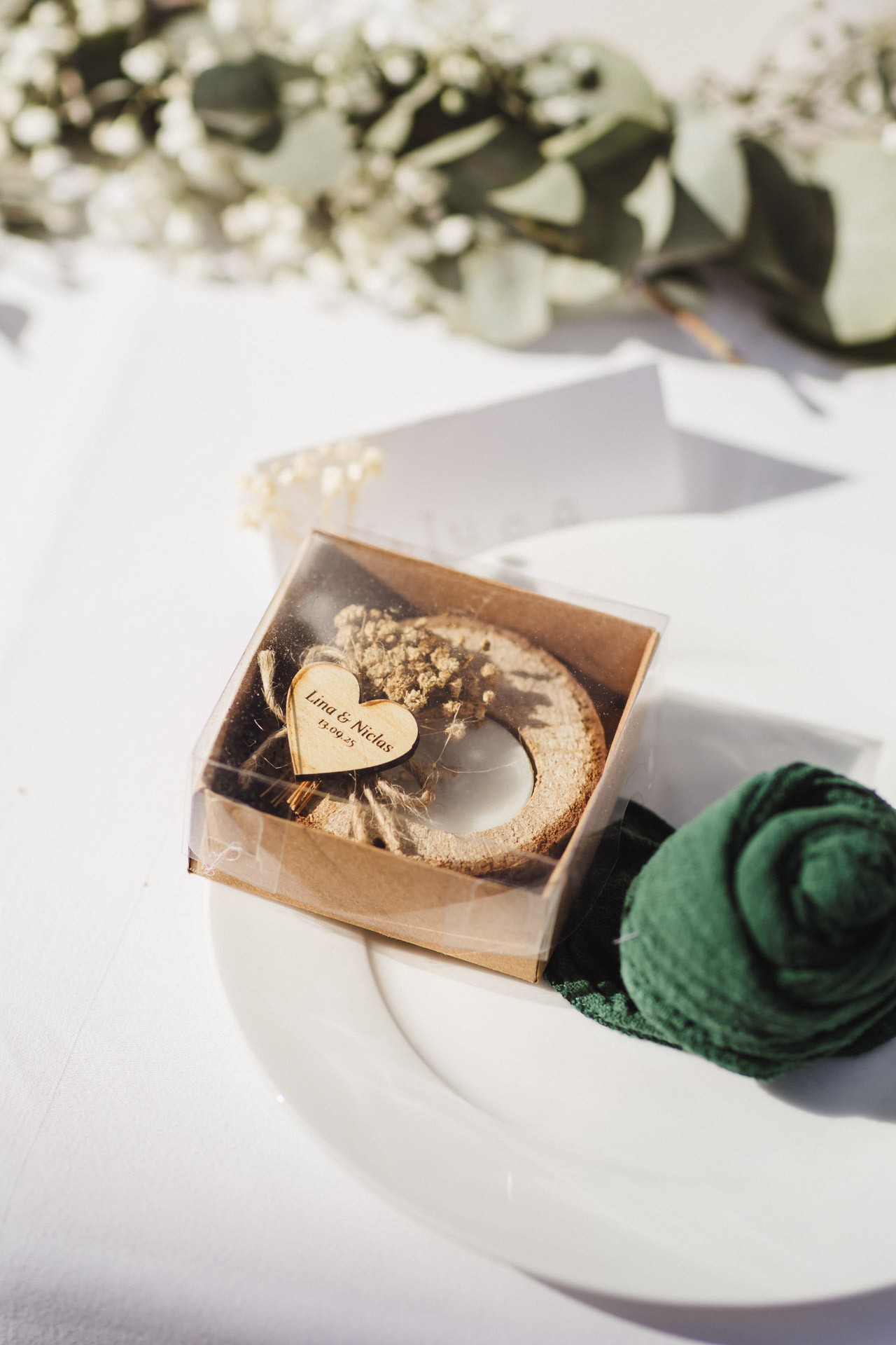 Lachende Gäste und Anschneiden der Torte im Garten der Hochzeitskapelle Callenberg (Sachsen).