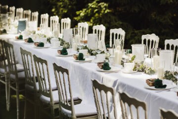 Sektempfang im Garten | Hochzeitskapelle Callenberg Lachende Gäste und Anschneiden der Torte im Garten der Hochzeitskapelle Callenberg (Sachsen).