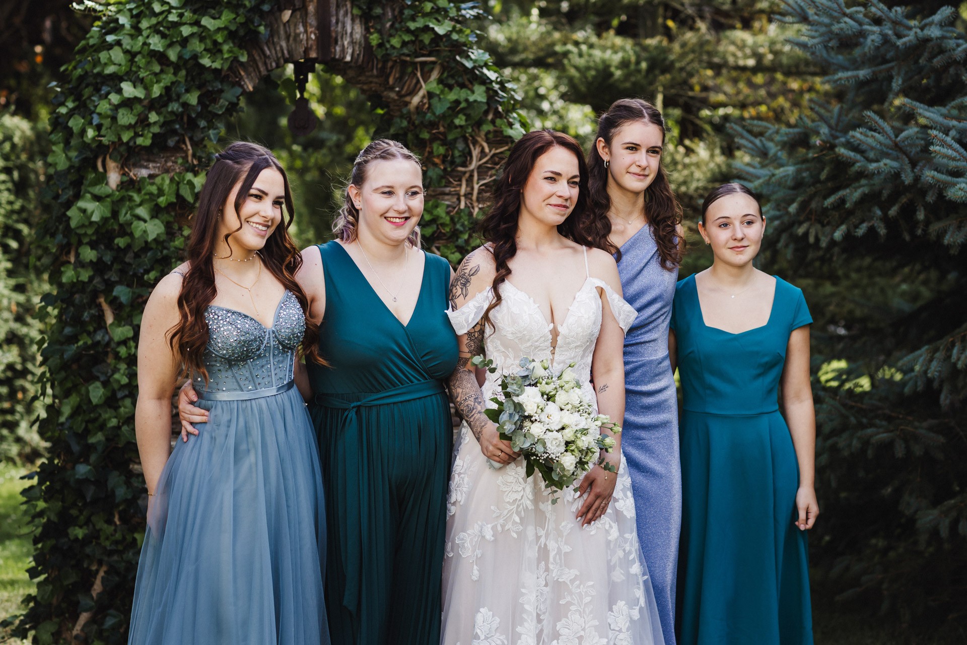 Lachende Gäste und Anschneiden der Torte im Garten der Hochzeitskapelle Callenberg (Sachsen).
