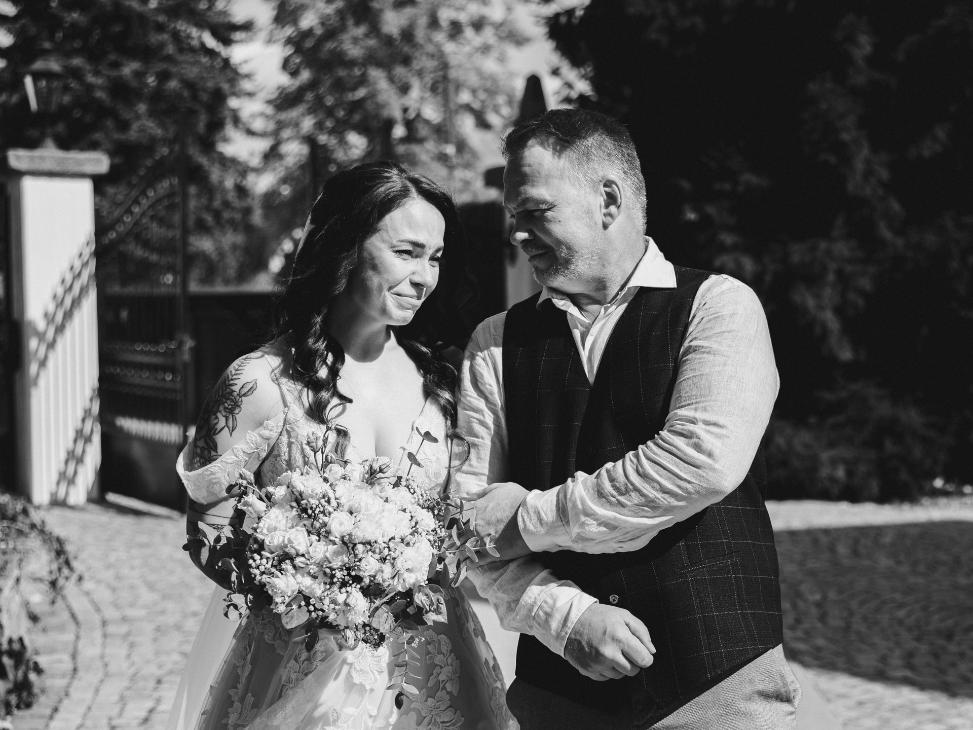 Emotionale Momente und Freudentränen während der Trauung in der Hochzeitskapelle Callenberg