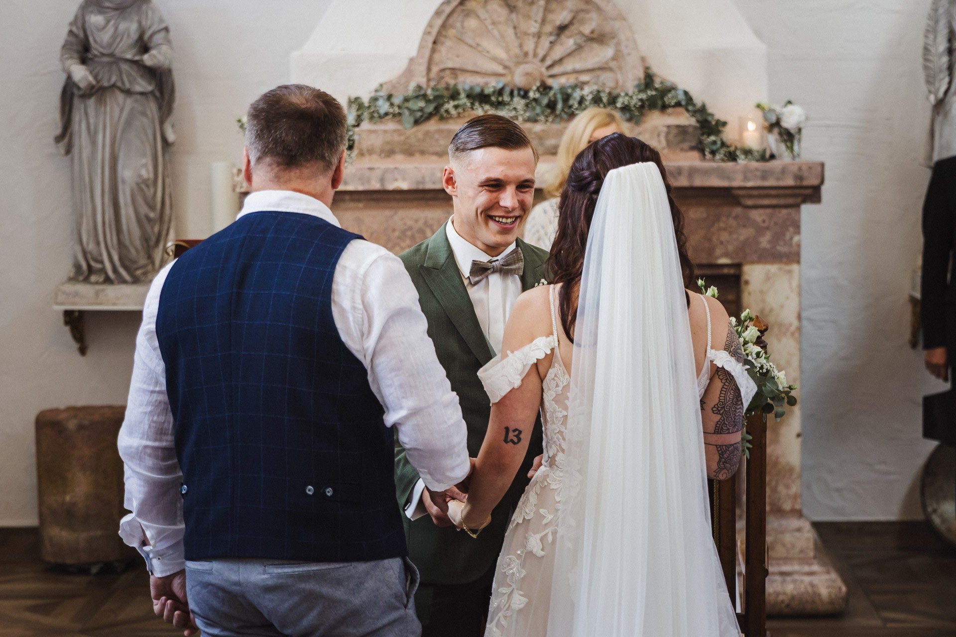 Emotionale Momente und Freudentränen während der Trauung in der Hochzeitskapelle Callenberg