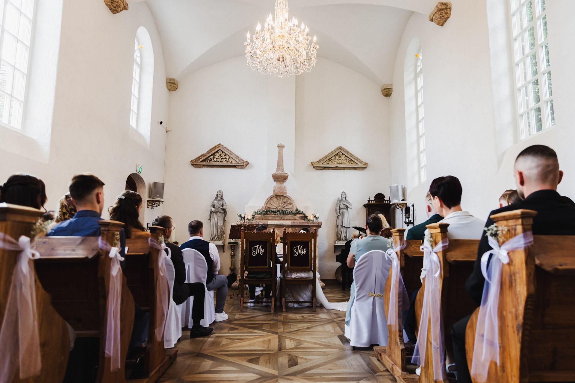 Emotionale Momente und Freudentränen während der Trauung in der Hochzeitskapelle Callenberg