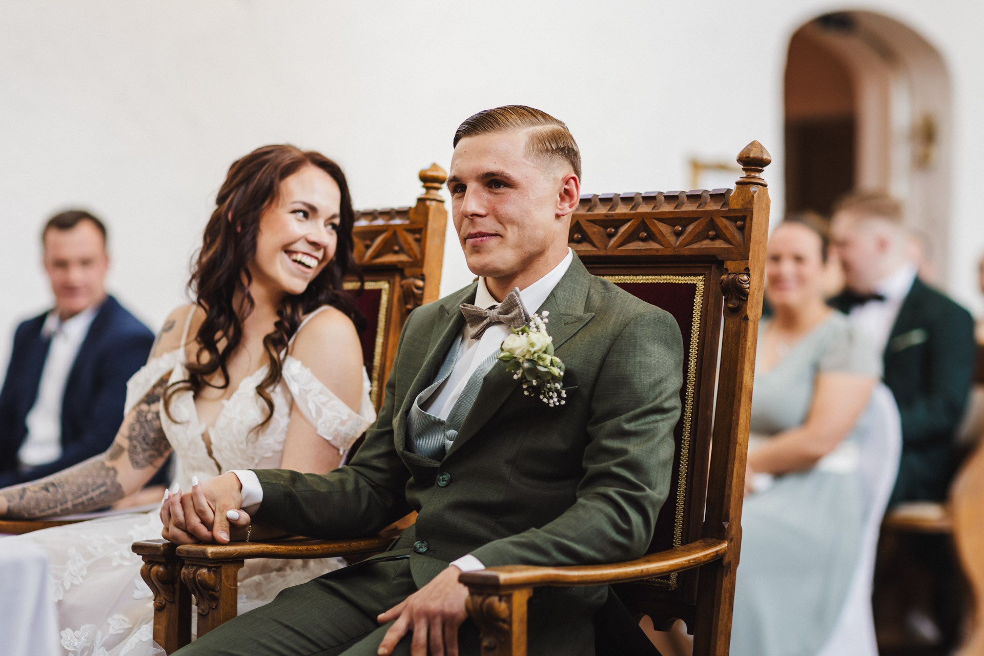 Emotionale Momente und Freudentränen während der Trauung in der Hochzeitskapelle Callenberg