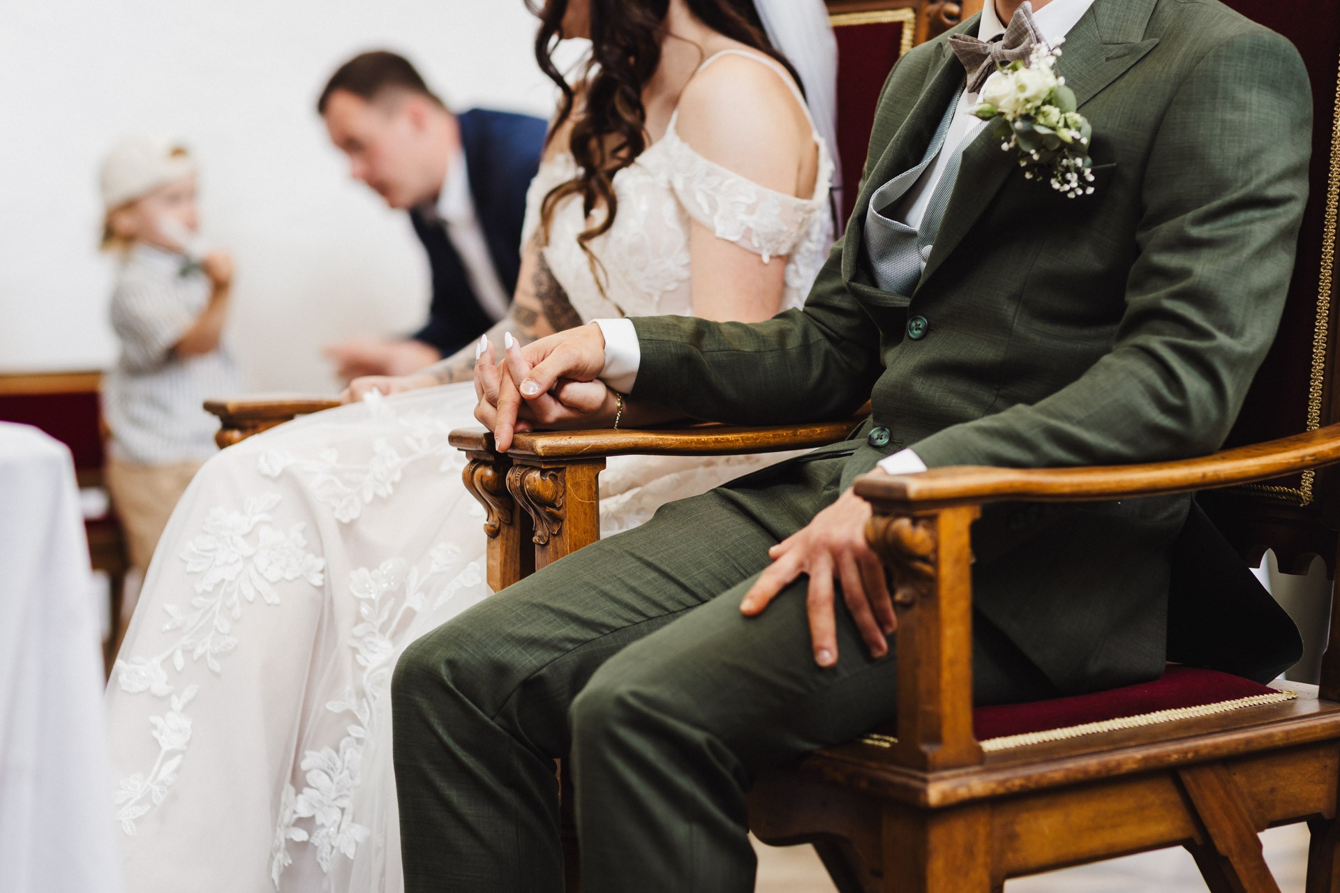 Emotionale Momente und Freudentränen während der Trauung in der Hochzeitskapelle Callenberg