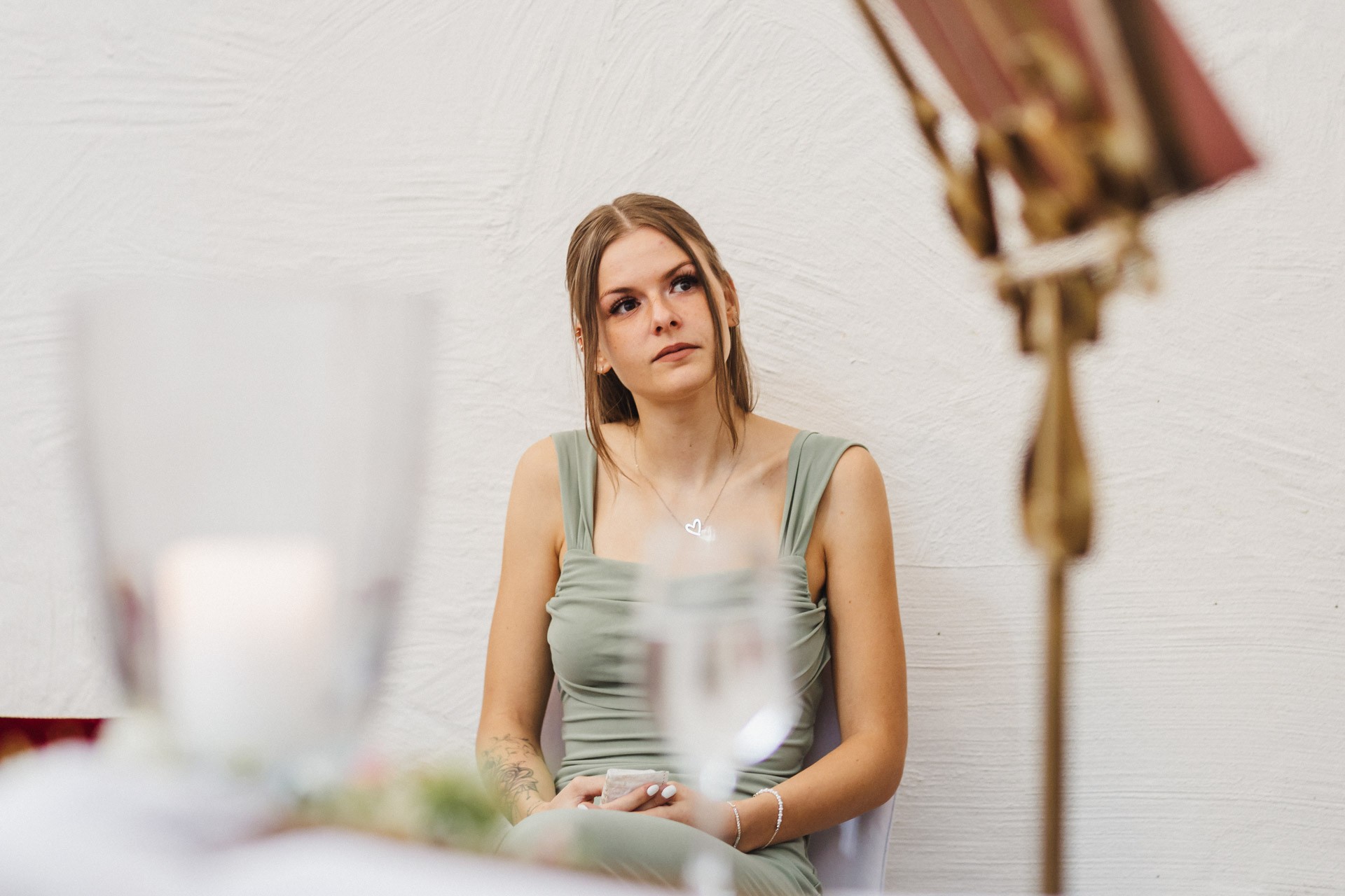 Emotionale Momente und Freudentränen während der Trauung in der Hochzeitskapelle Callenberg