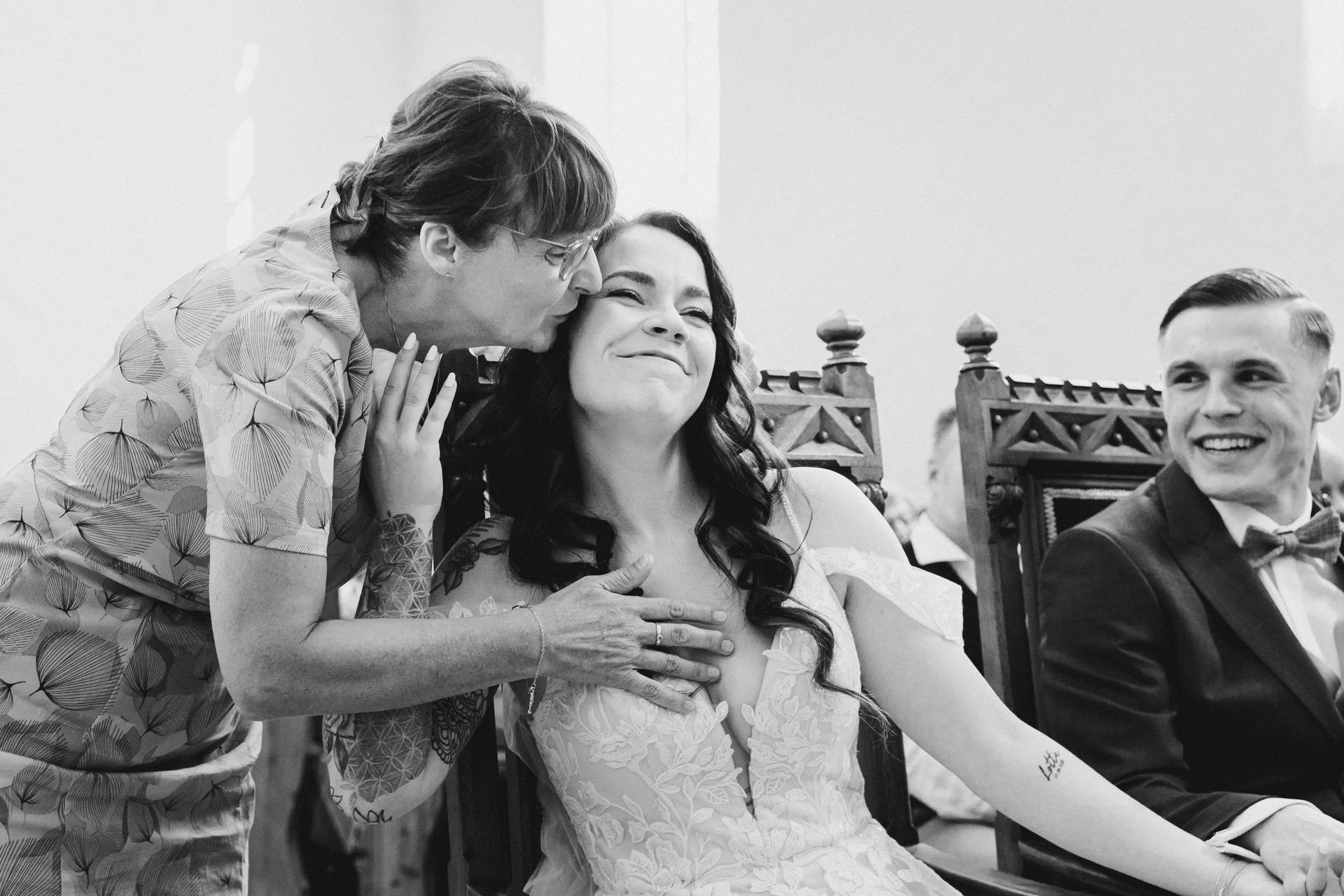 Emotionale Momente und Freudentränen während der Trauung in der Hochzeitskapelle Callenberg