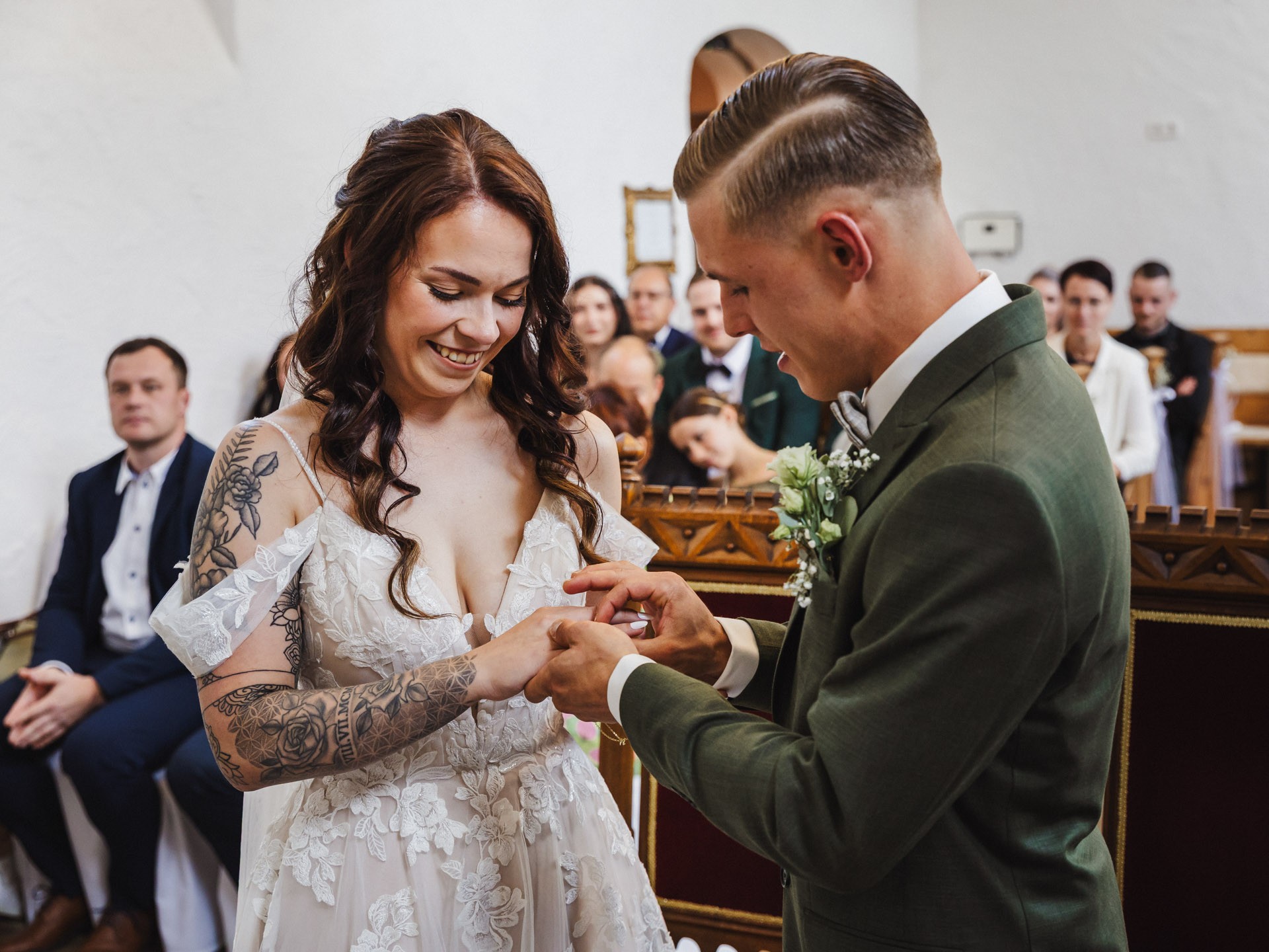 Emotionale Momente und Freudentränen während der Trauung in der Hochzeitskapelle Callenberg