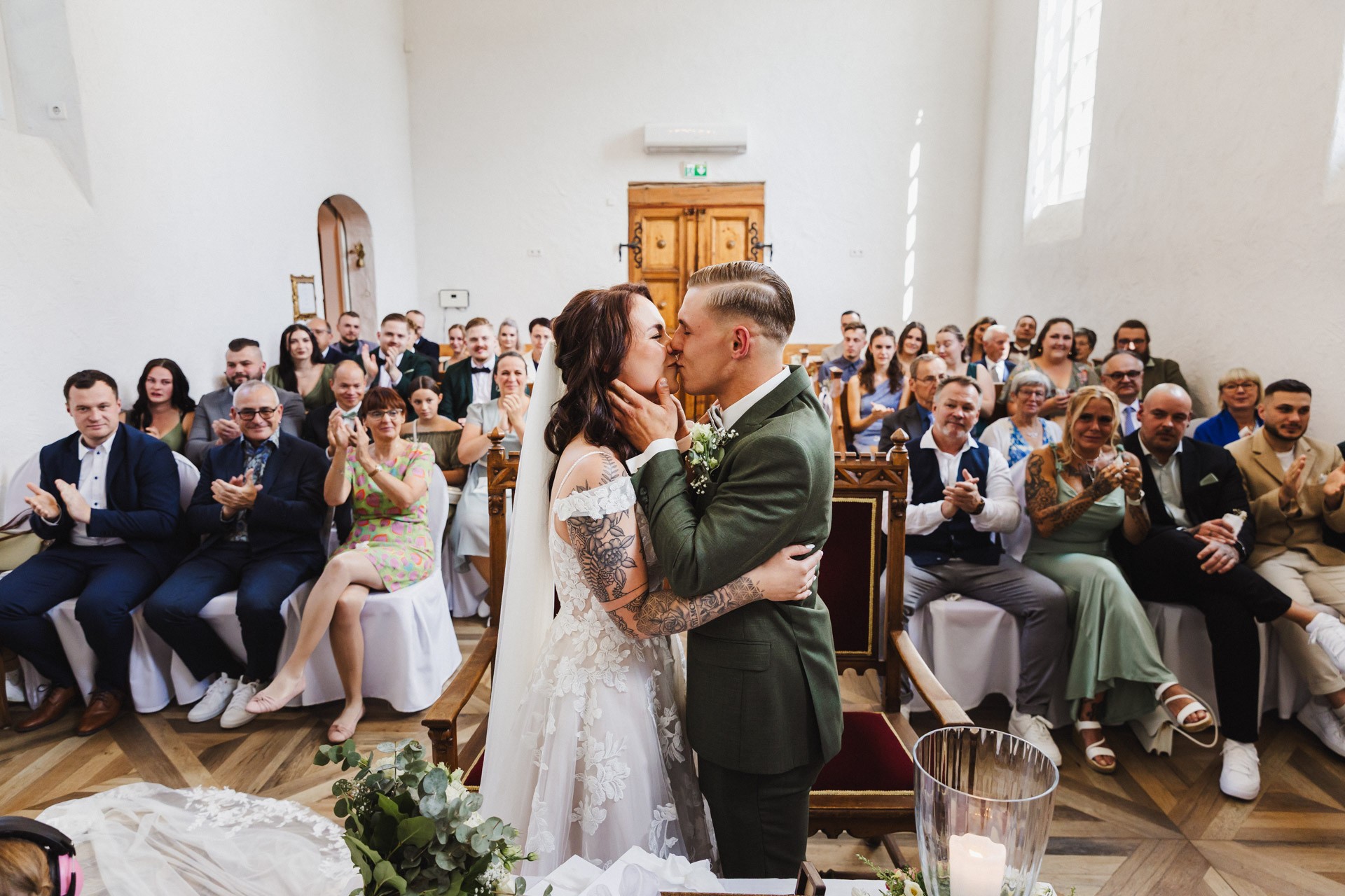 Emotionale Momente und Freudentränen während der Trauung in der Hochzeitskapelle Callenberg