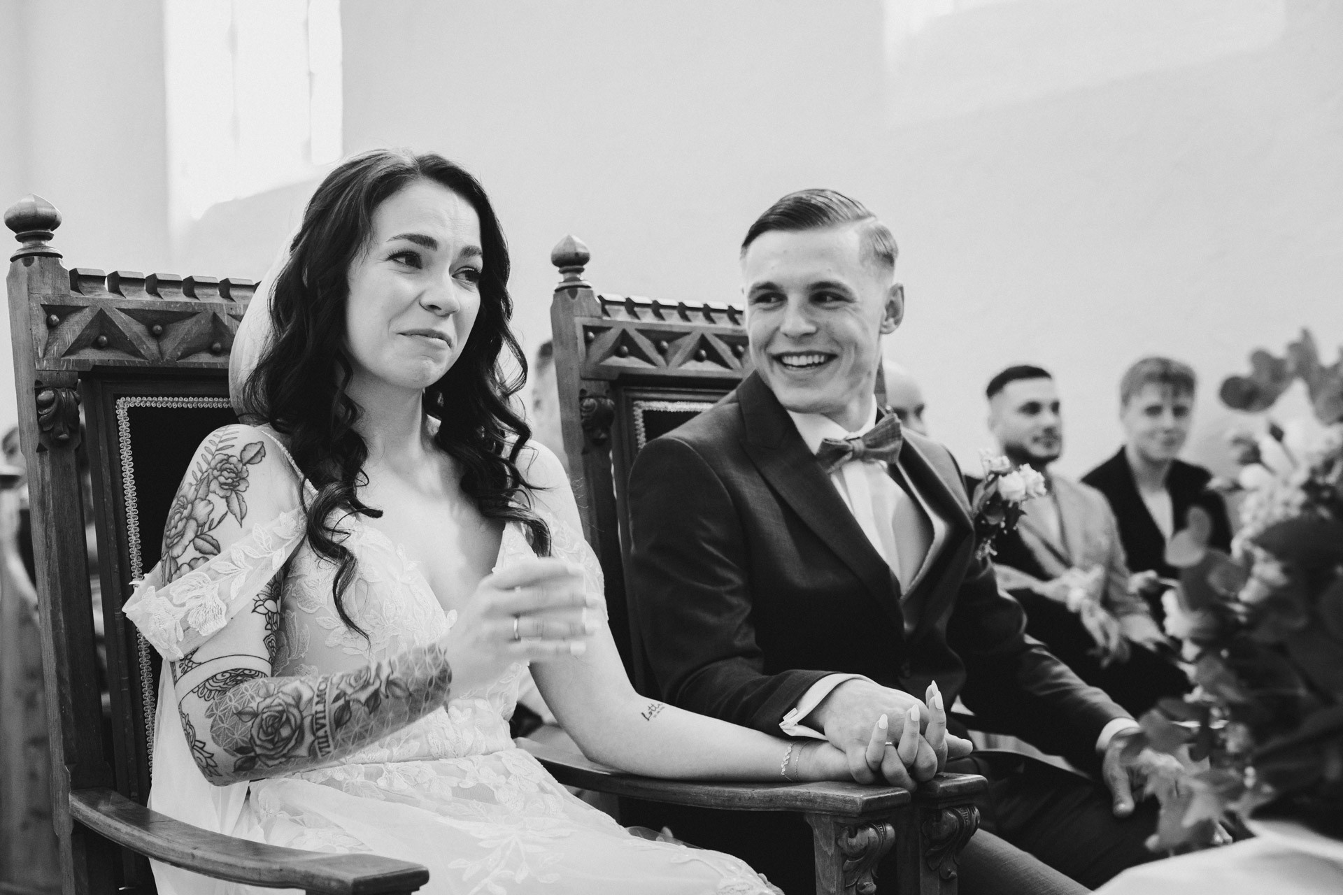 Emotionale Momente und Freudentränen während der Trauung in der Hochzeitskapelle Callenberg