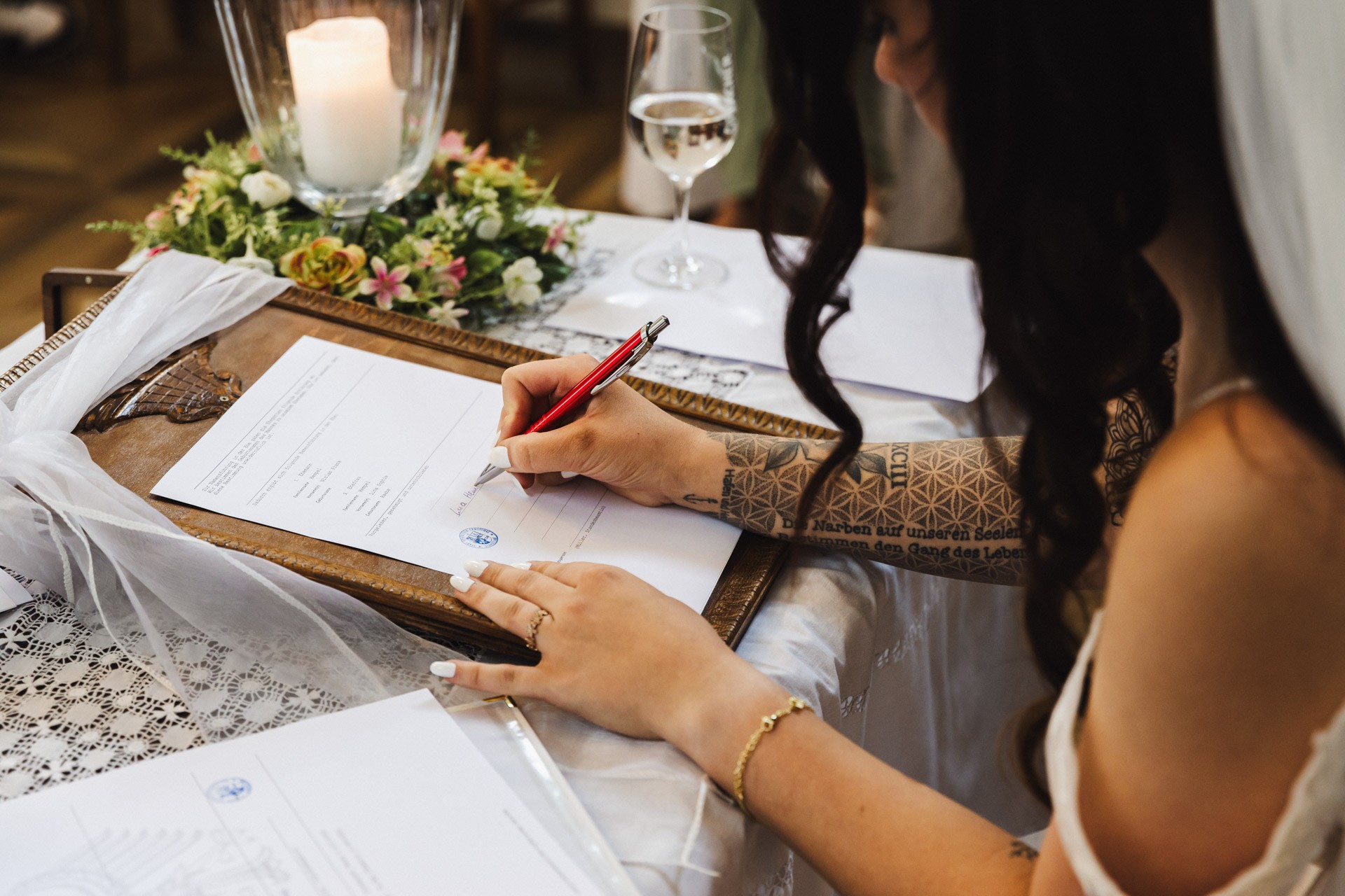 Emotionale Momente und Freudentränen während der Trauung in der Hochzeitskapelle Callenberg