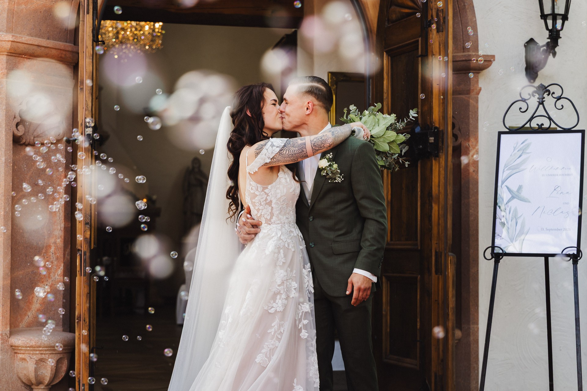 Emotionale Momente und Freudentränen während der Trauung in der Hochzeitskapelle Callenberg