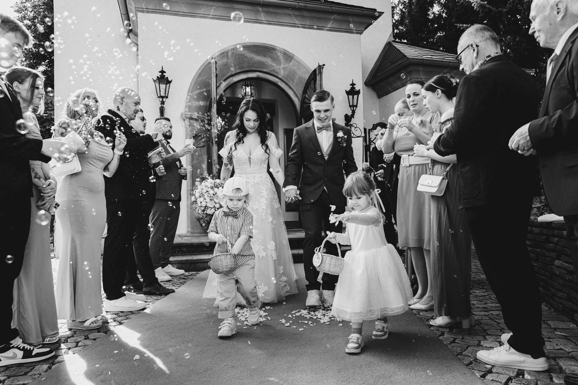 Emotionale Momente und Freudentränen während der Trauung in der Hochzeitskapelle Callenberg